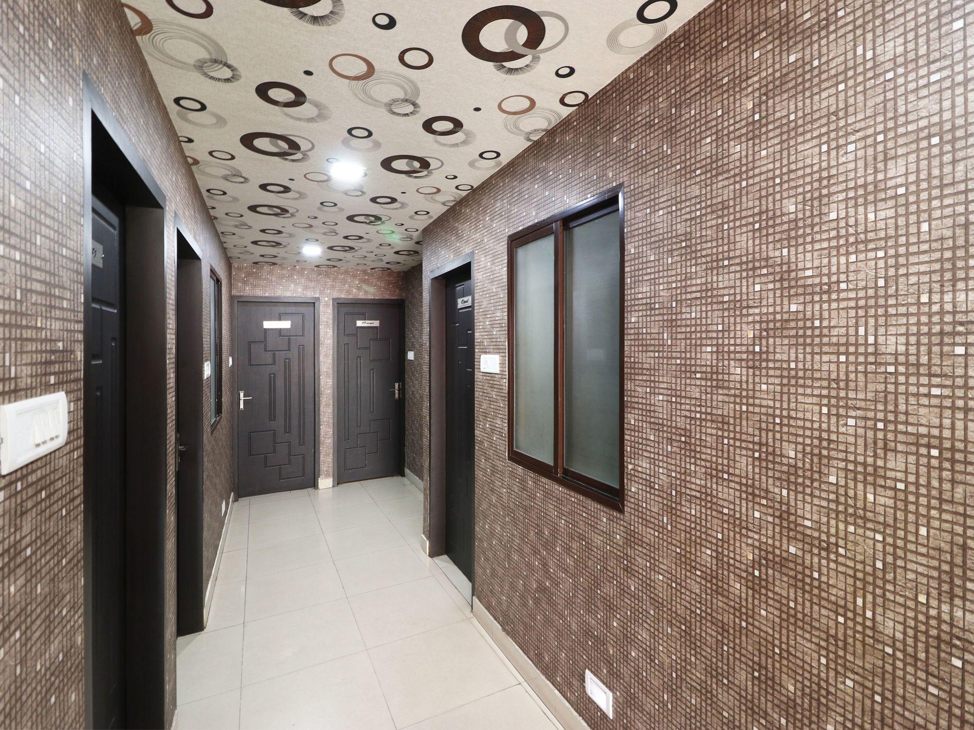 Varios OYO 11722 Crystal Guest House