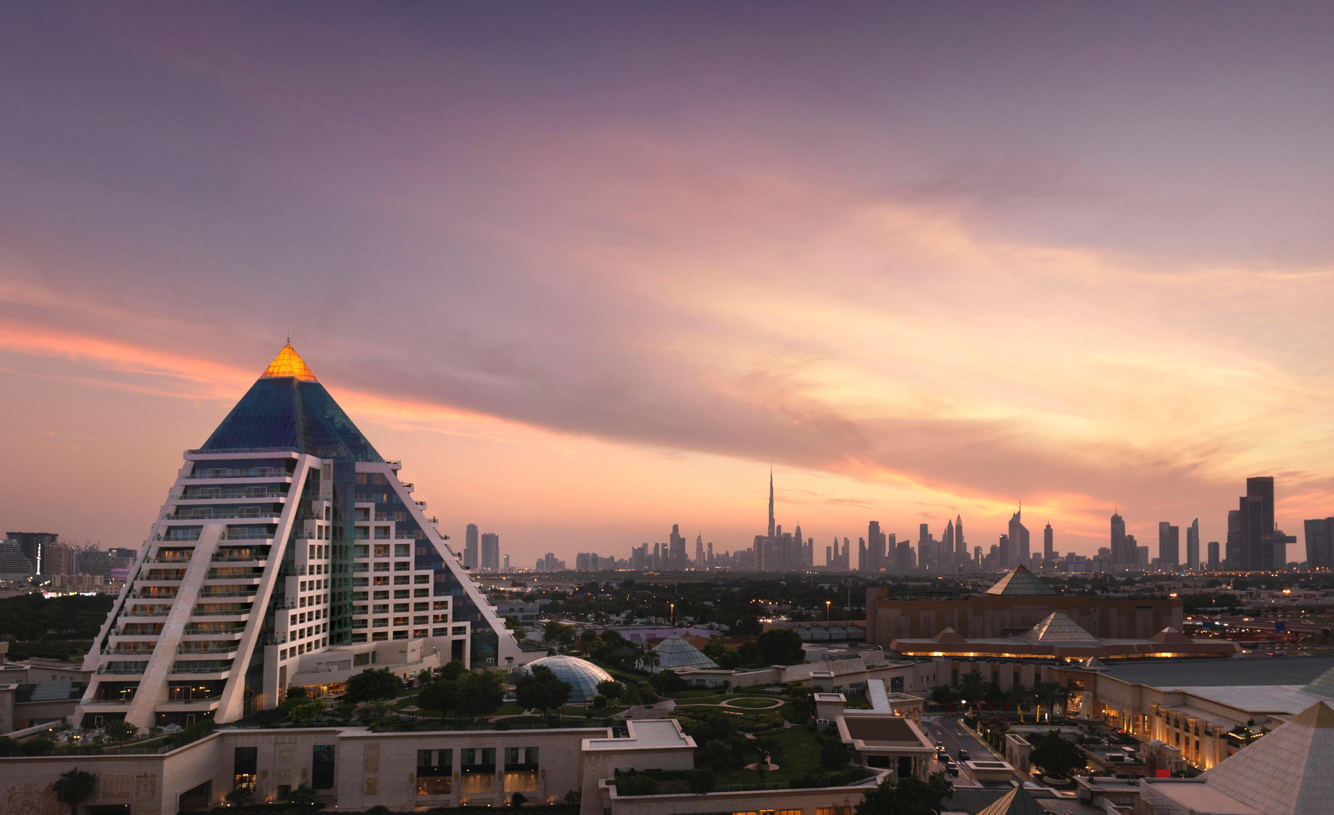 Vista da fachada Raffles Dubai
