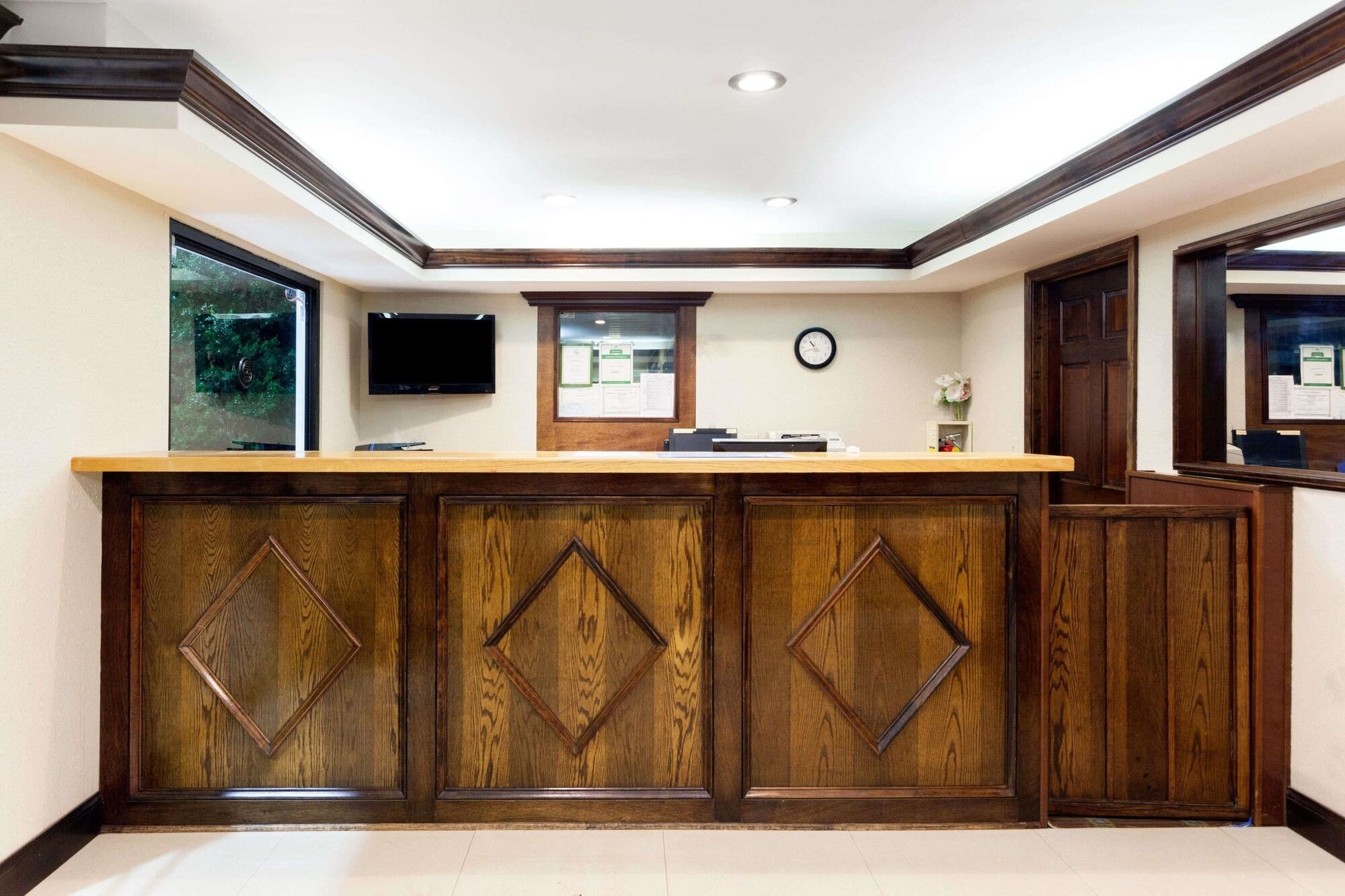 Vista Lobby Days Inn by Wyndham Dahlonega University Area