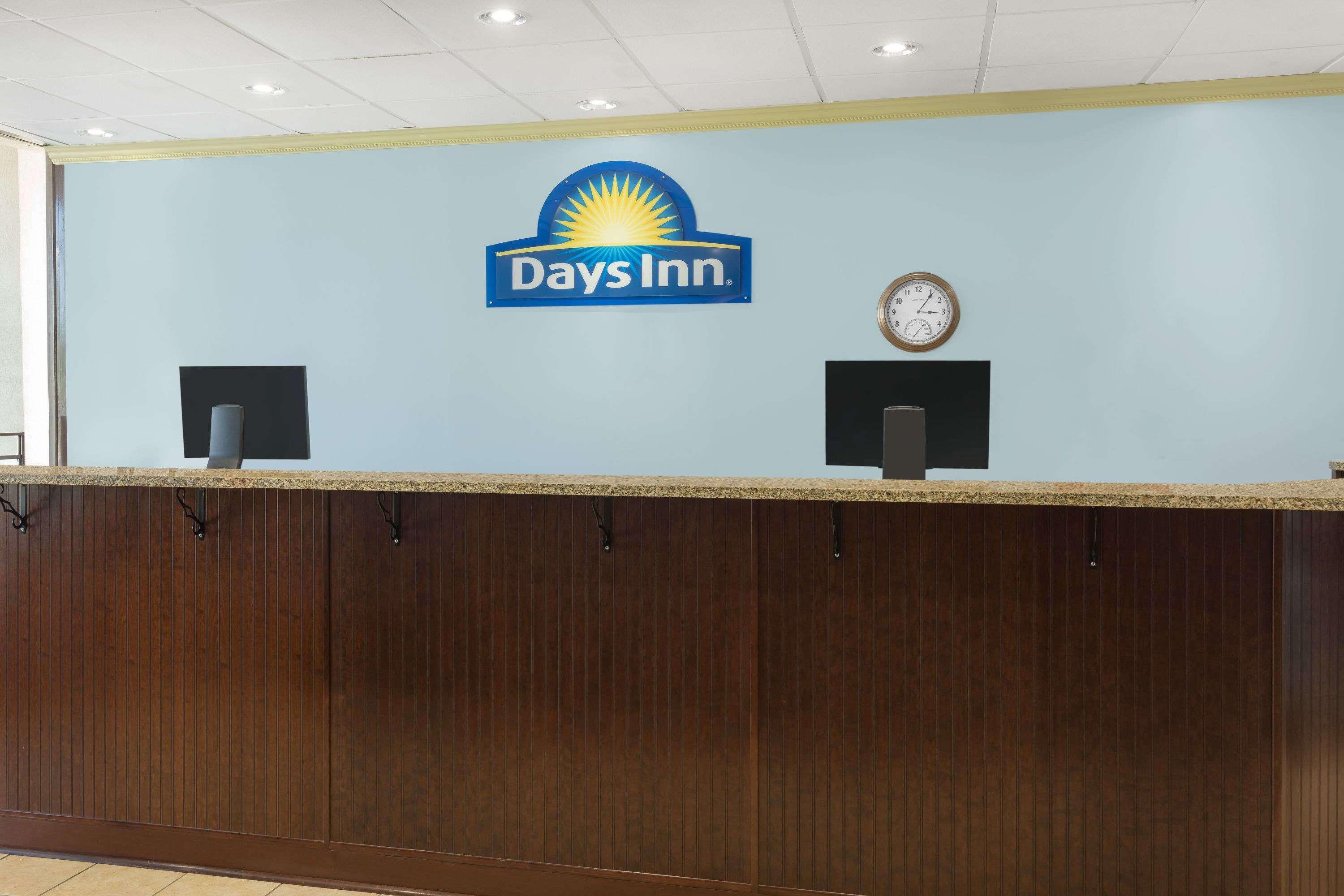 Vista Lobby Days Inn by Wyndham Mt Pleasant-Charleston-Patriots Point