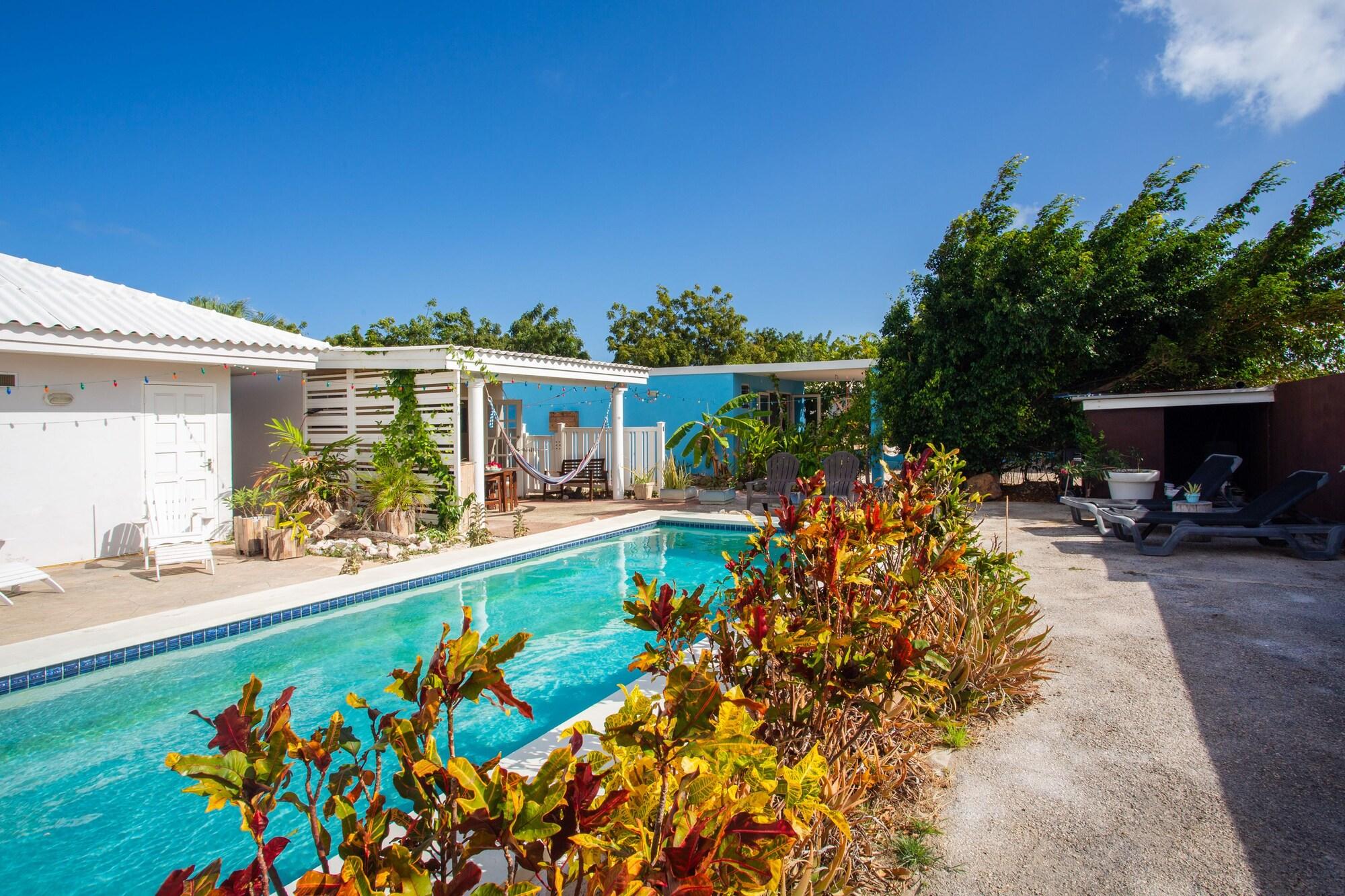 Varios Tropical Breeze Apartments
