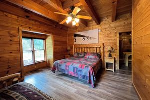Alquiler Vacacional - 40% OFF Fall Dates! CREEKSIDE! 8BR~8BA Lodge in PF~HT, Fire Pit, PT & Theater!