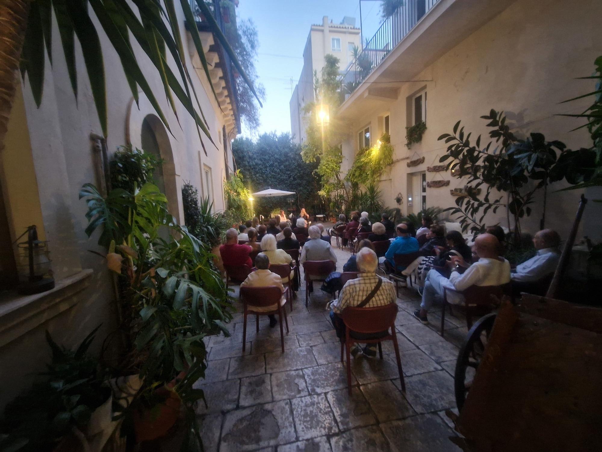 Vista Exterior Palazzo Degli Antoci