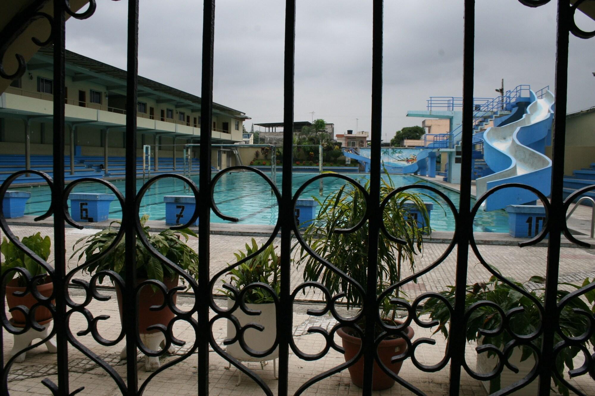 Vista Piscina Hotel Olimpico Quevedo