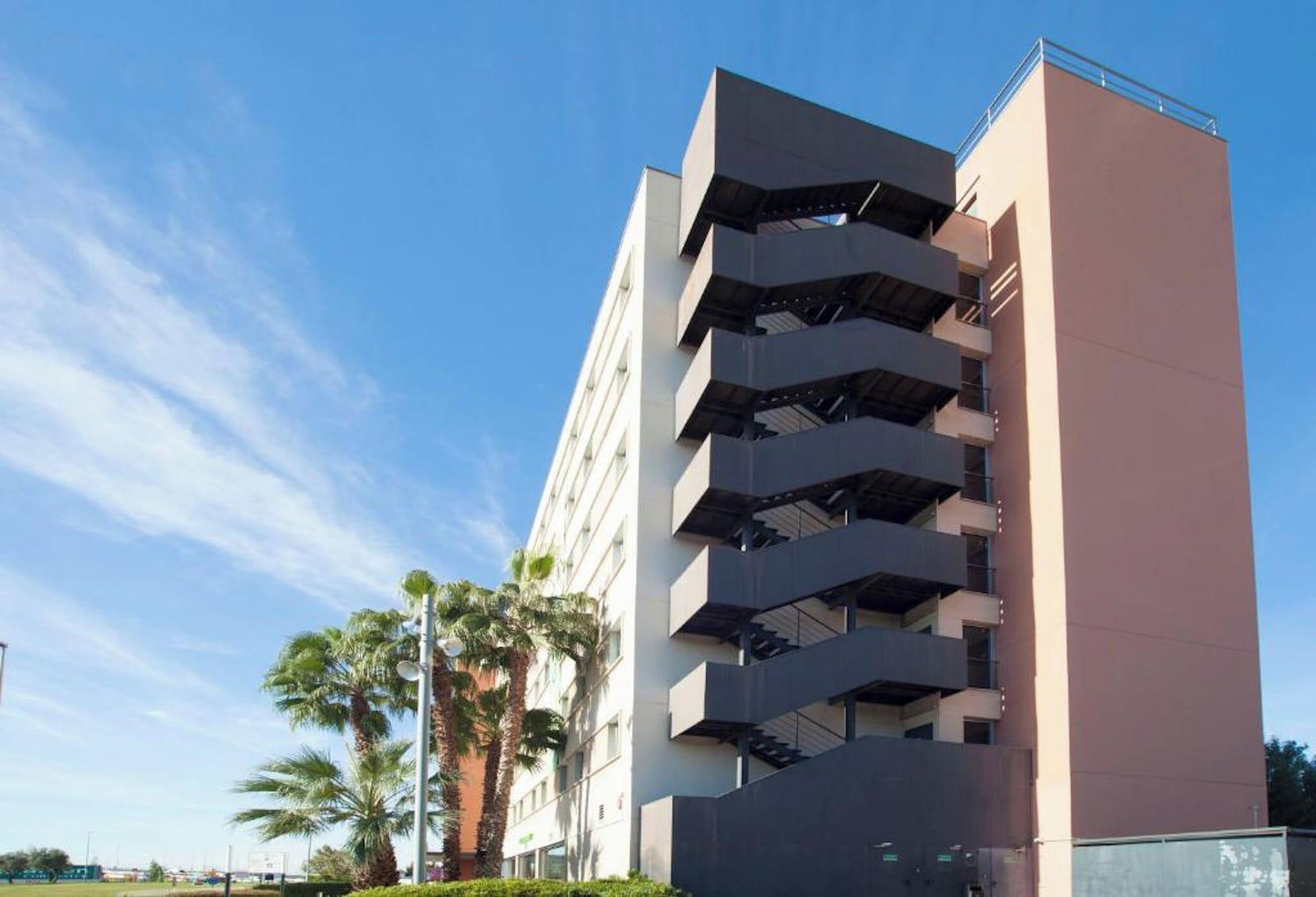 Vista Exterior Travelodge BCN Cornellá Fira