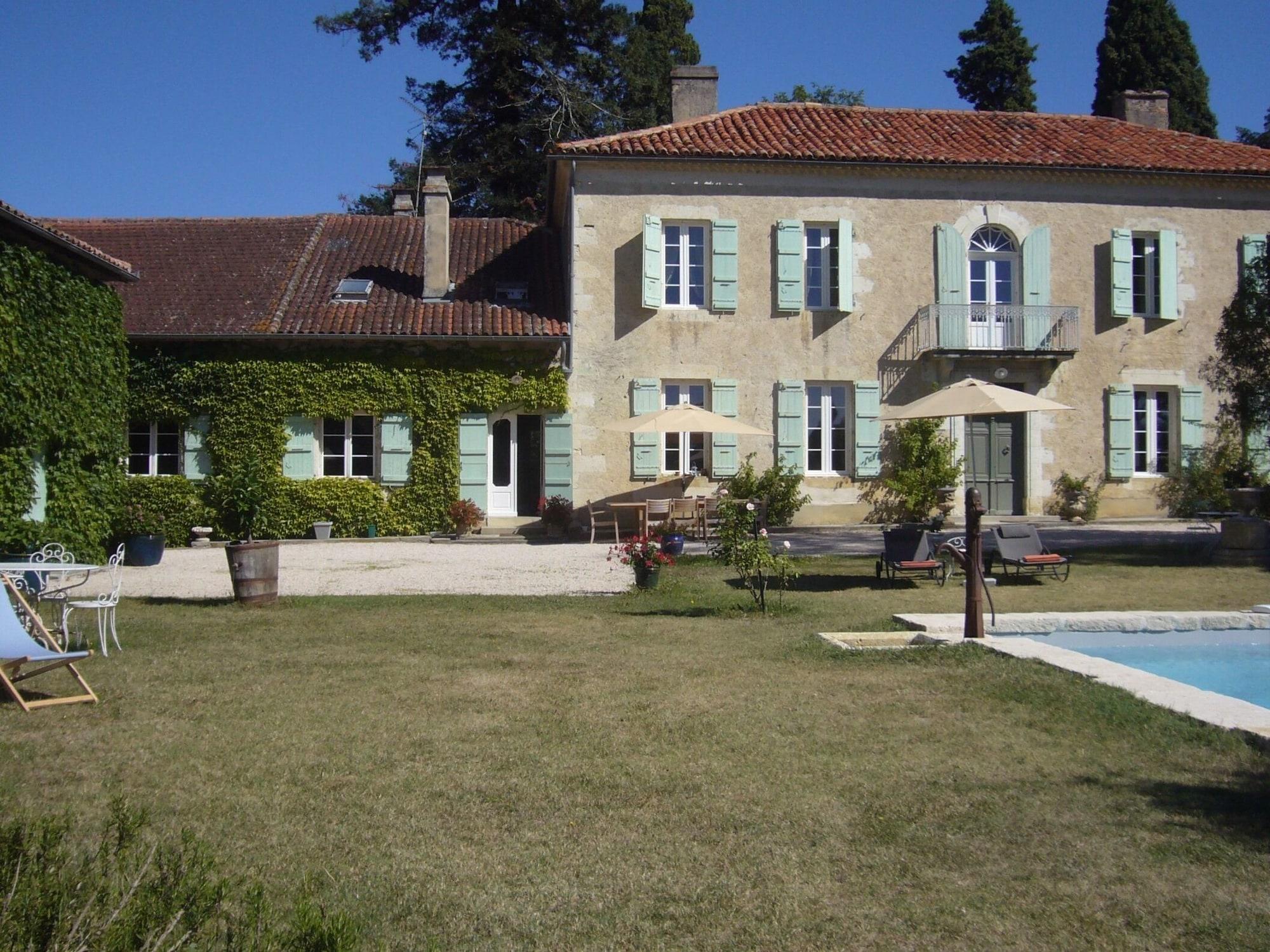 Vista Exterior Villa Marambat