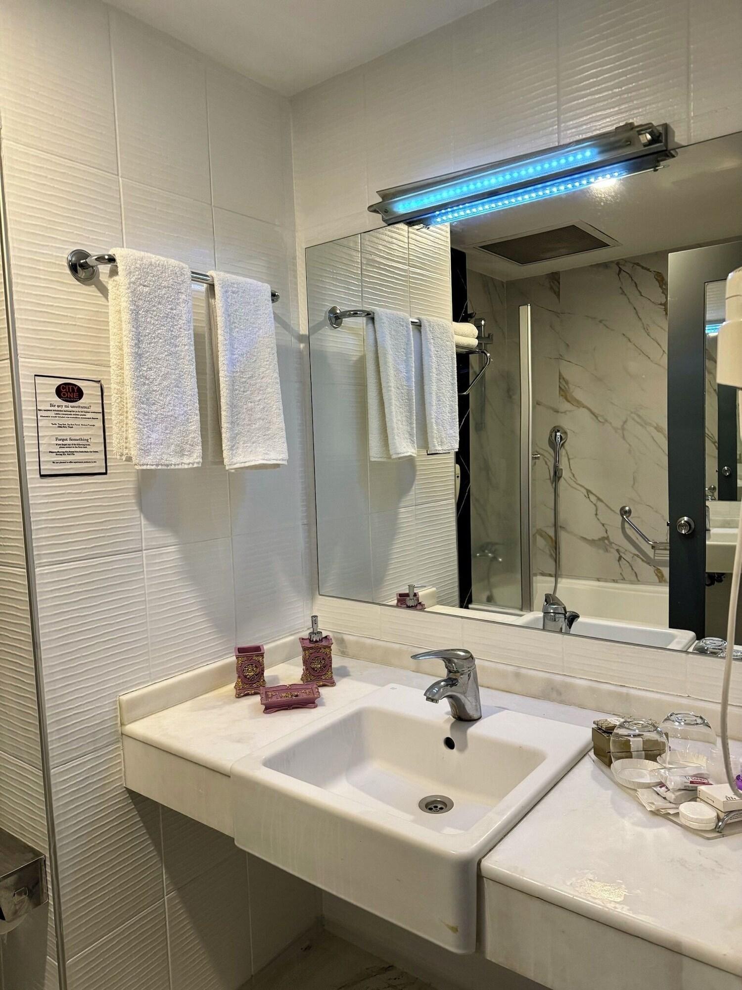 Equipamiento de Habitación City One Hotel & SPA