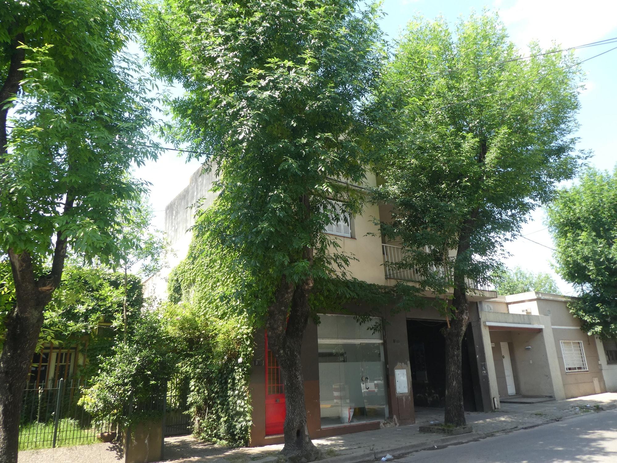 Varios Departamento-casa muy amplio y céntrico.