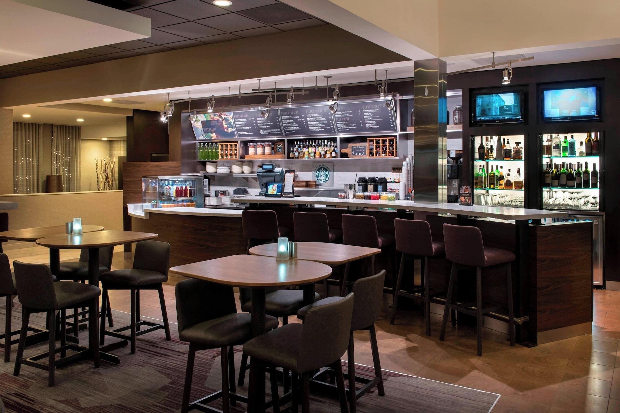 Restaurant Courtyard Chicago Waukegan Gurnee