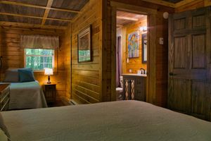 Alquiler Vacacional - Cozy Cabin Among the Trees - Rustic Charm, Modern Comforts,  26 Secluded Acres
