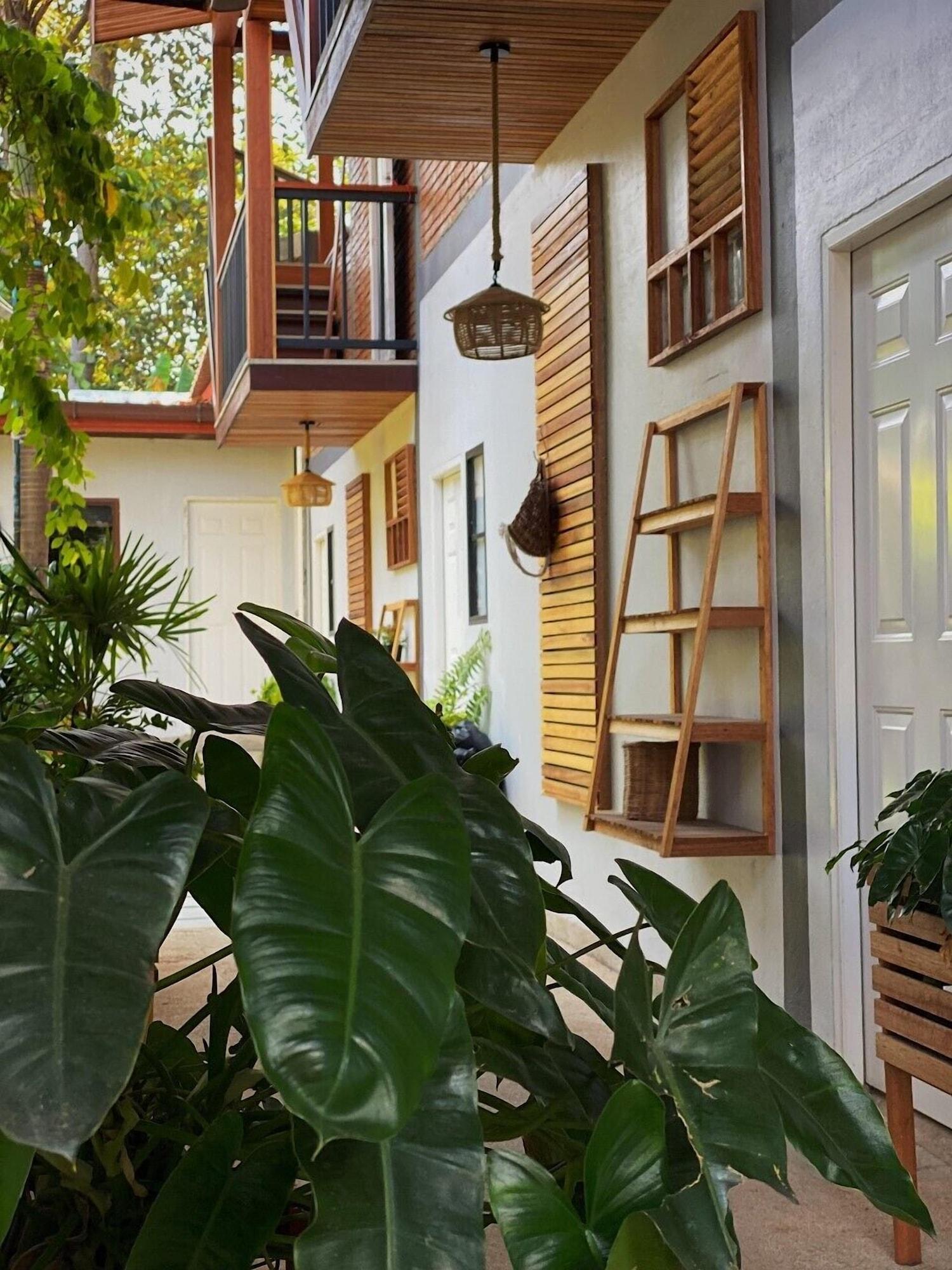 Vista Exterior The Reef Hotel & Studios