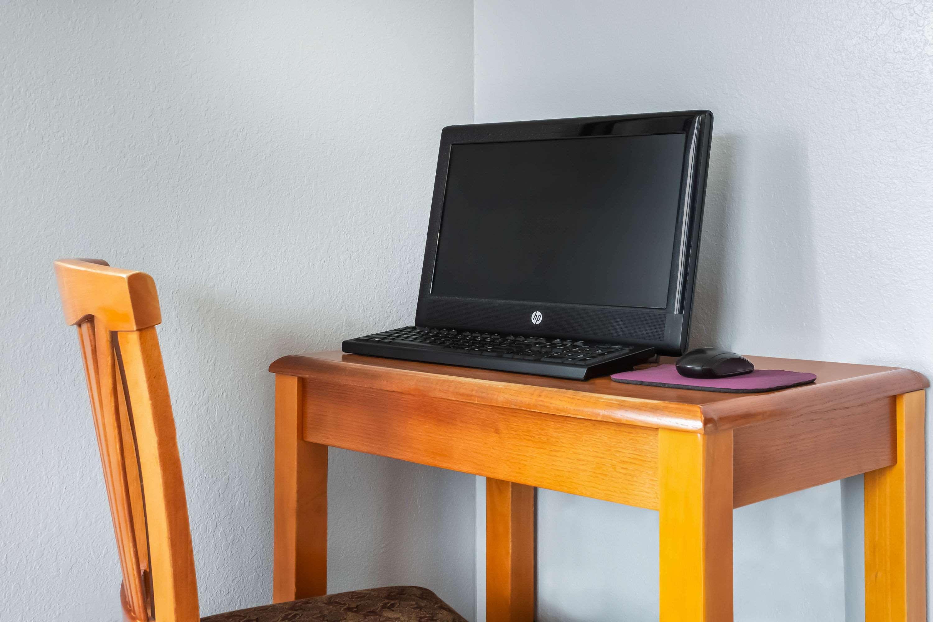 Centro de Negocios Super 8 by Wyndham Chester/Richmond Area