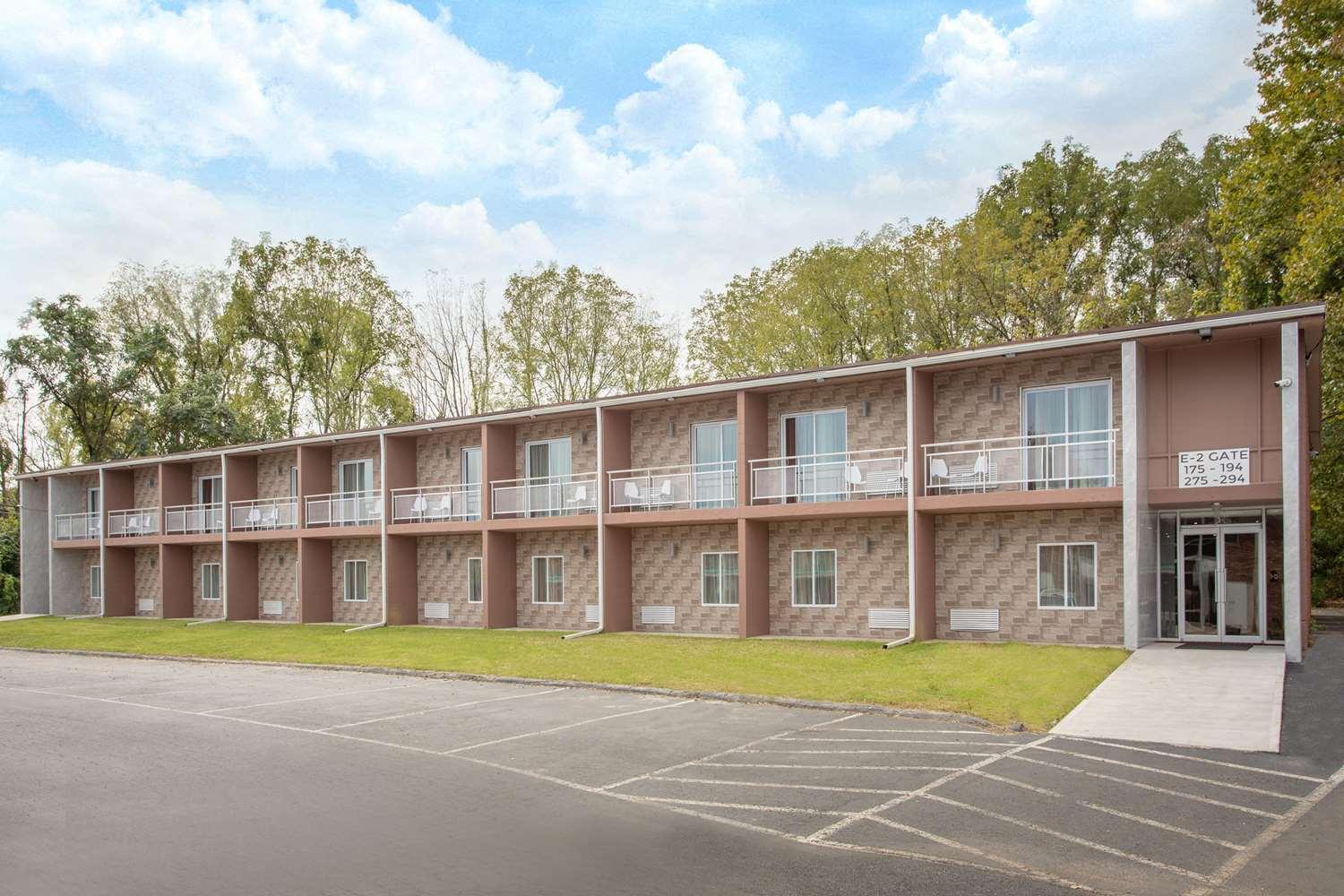 Vista Exterior Howard Johnson Harrisburg Pa