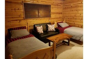 Alquiler Vacacional - Cedar Pines Cabin w/ Fire Pit & Large Deck - BIG Trees - A Quaint Rustic Charmer