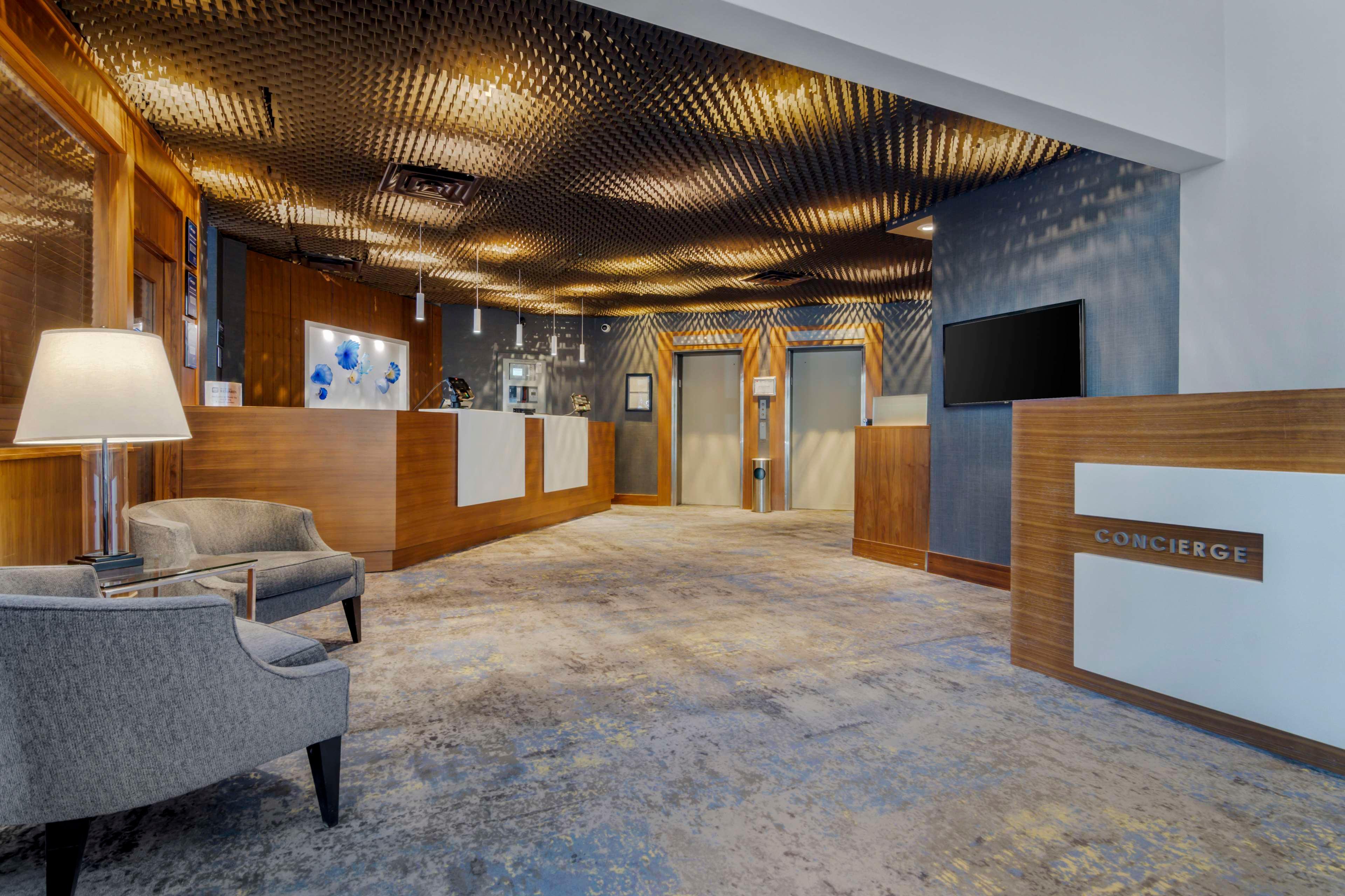 Vista Lobby Best Western Premier Chateau Granville Hotel & Suites & Conf. Centre