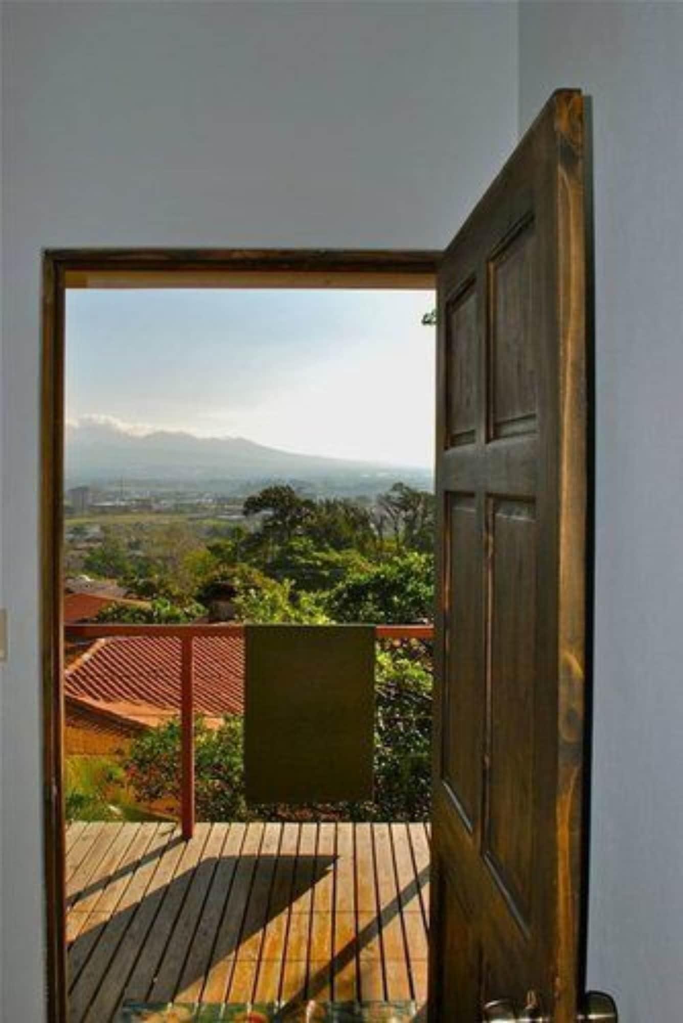 Vista Exterior Out of Bounds Hotel