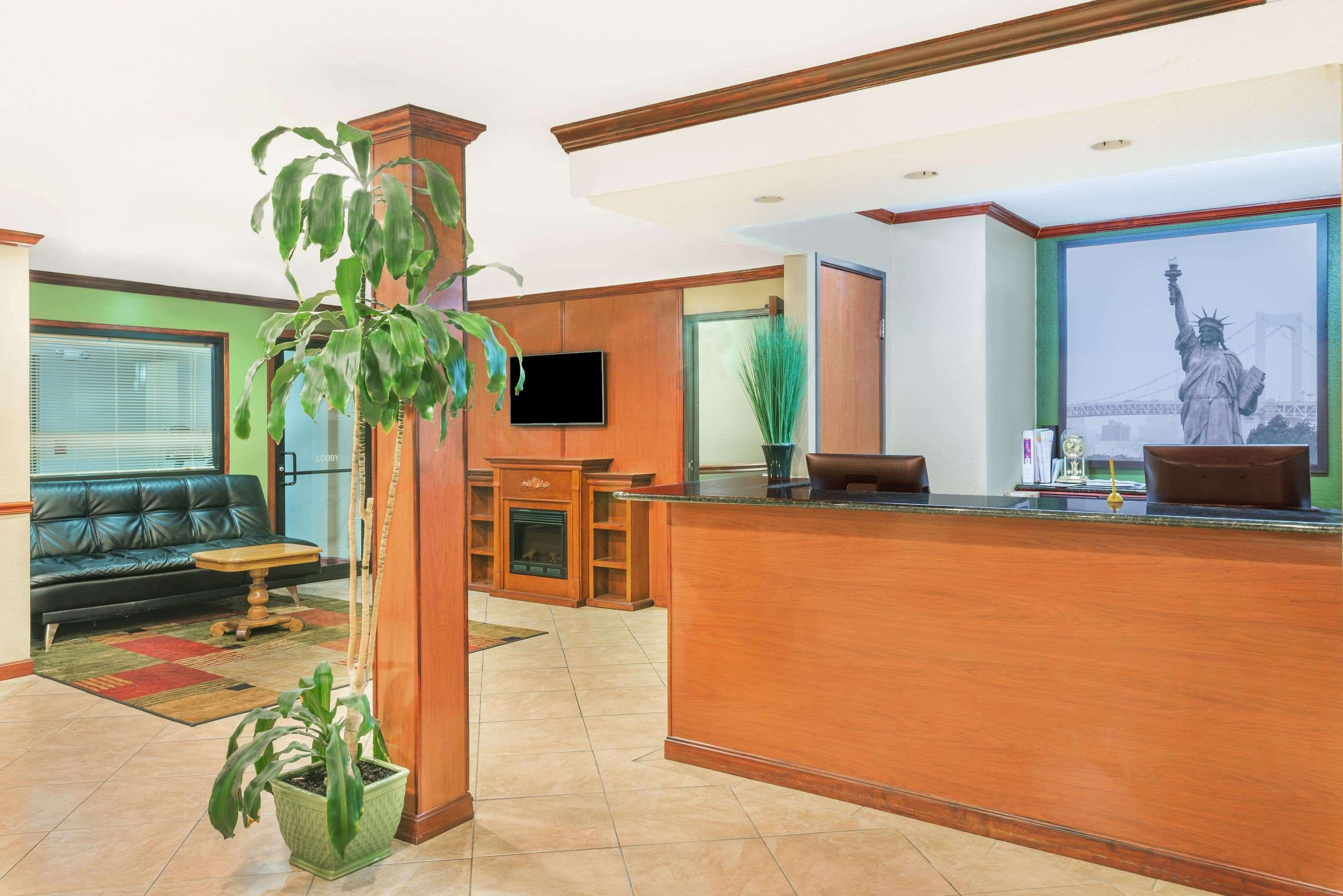 Vista Lobby Super 8 by Wyndham Tilton/Lake Winnipesaukee