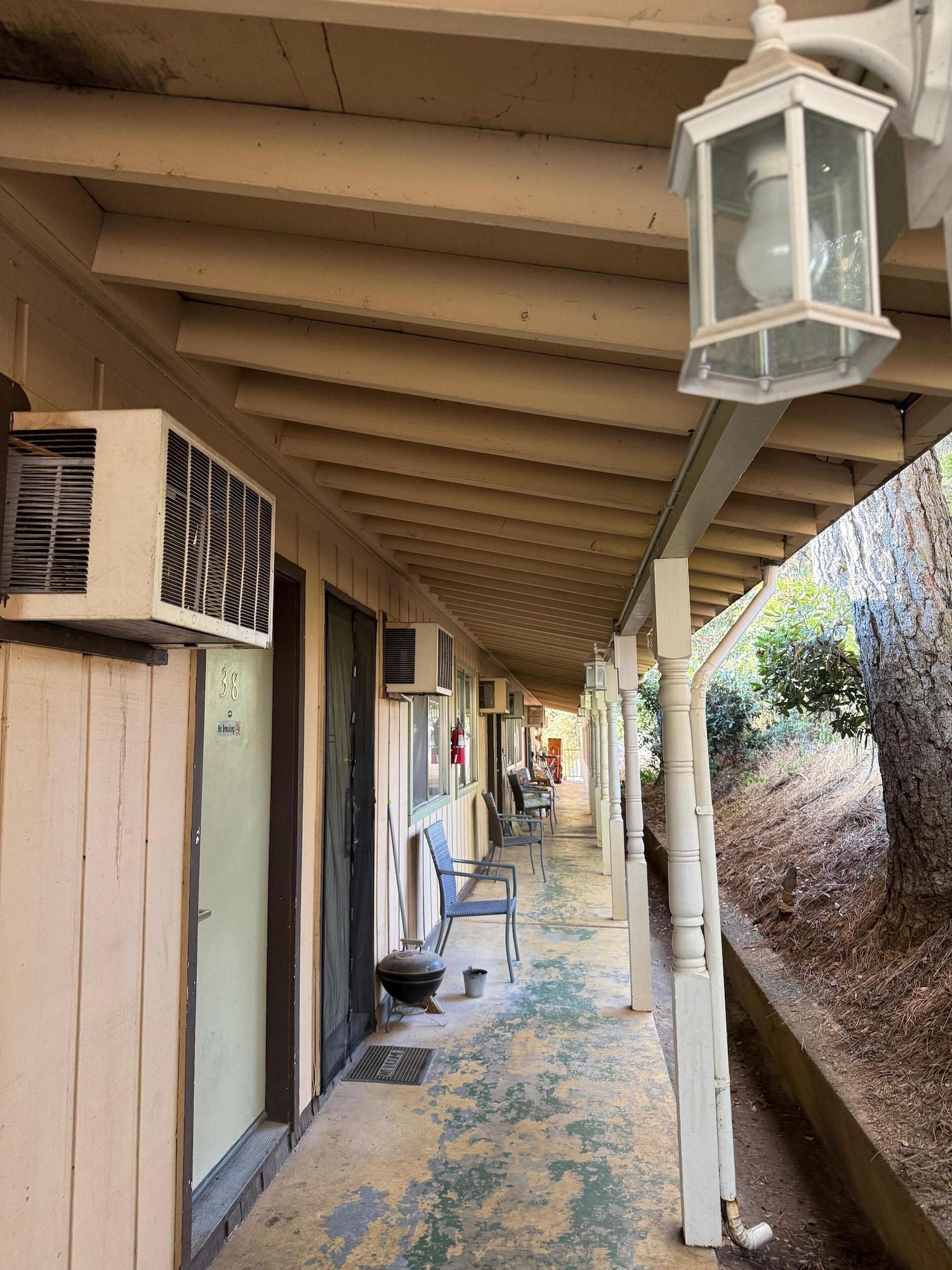 Vista Exterior Columbia Inn Motel CA 49