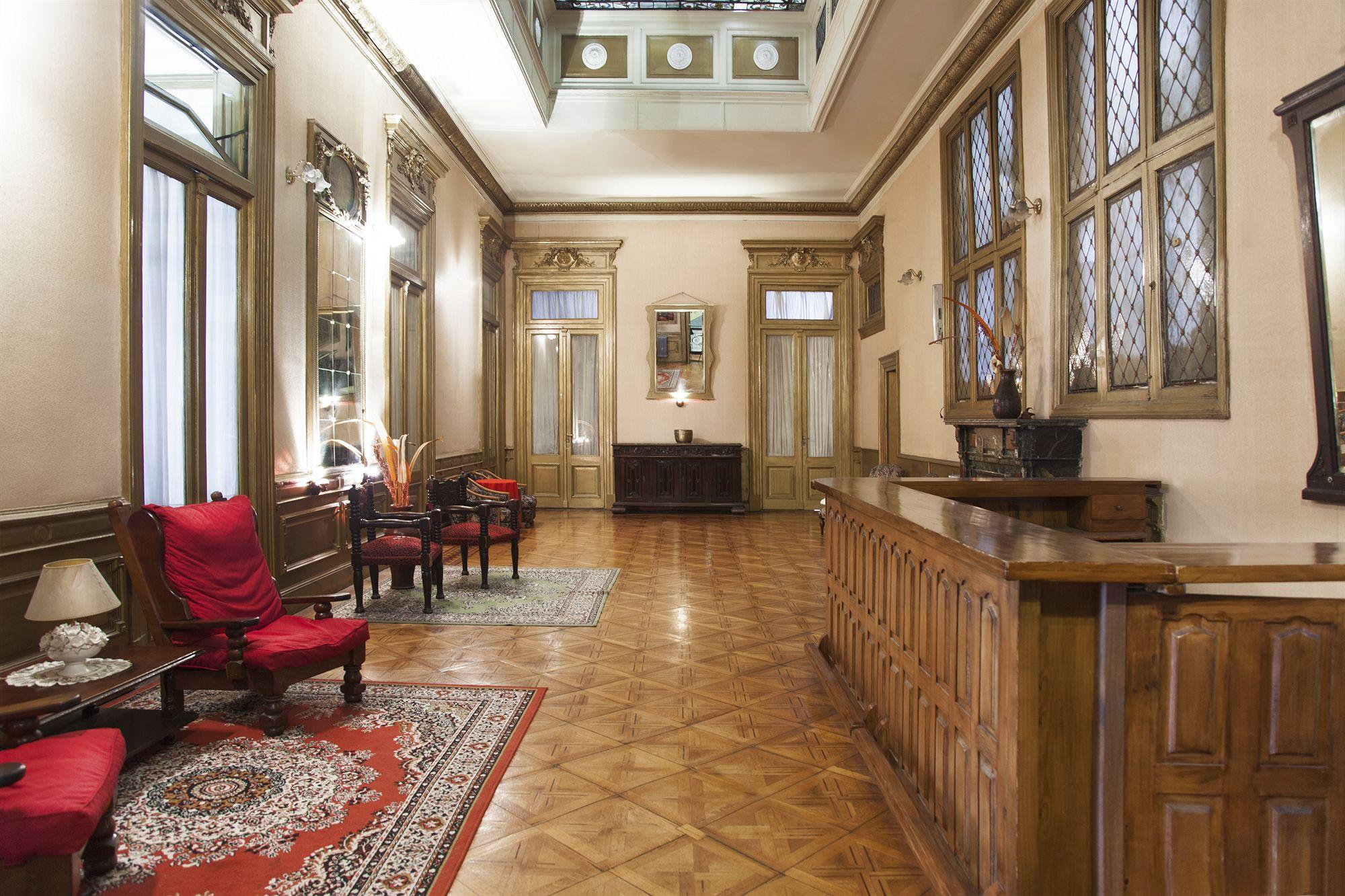 Varios Hotel Reina