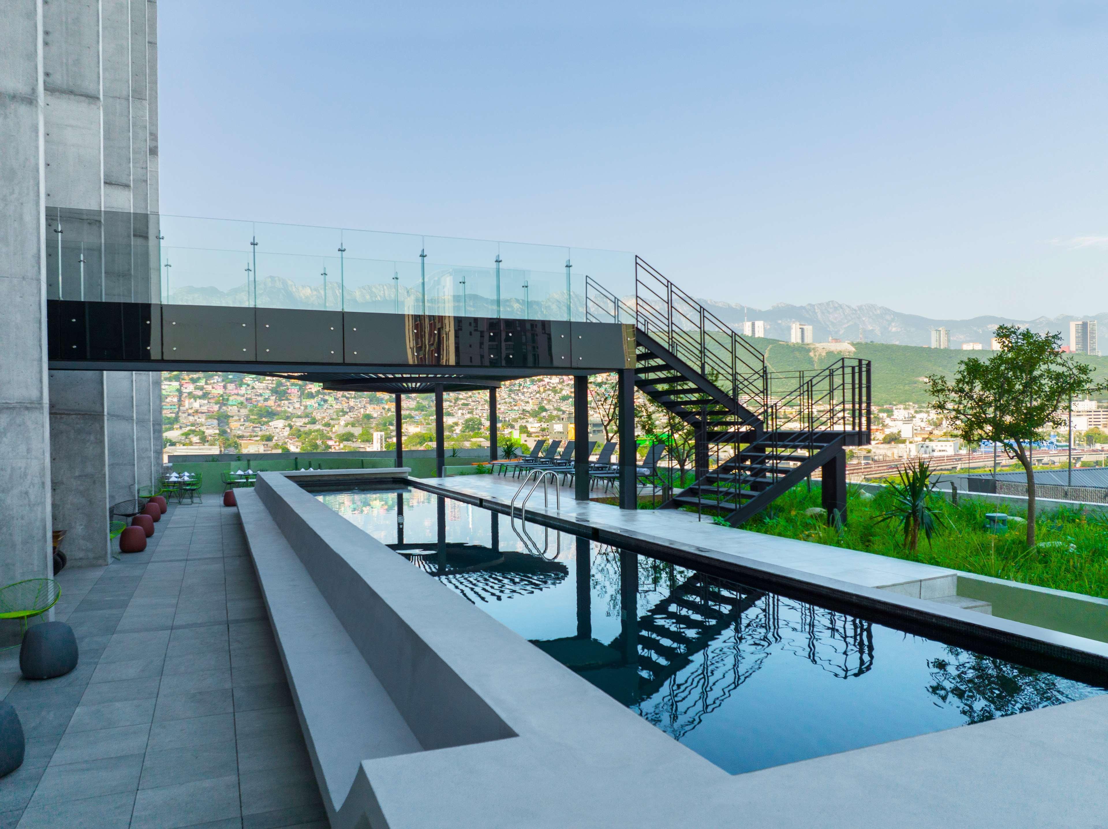 Vista Piscina Galeria Plaza Monterrey