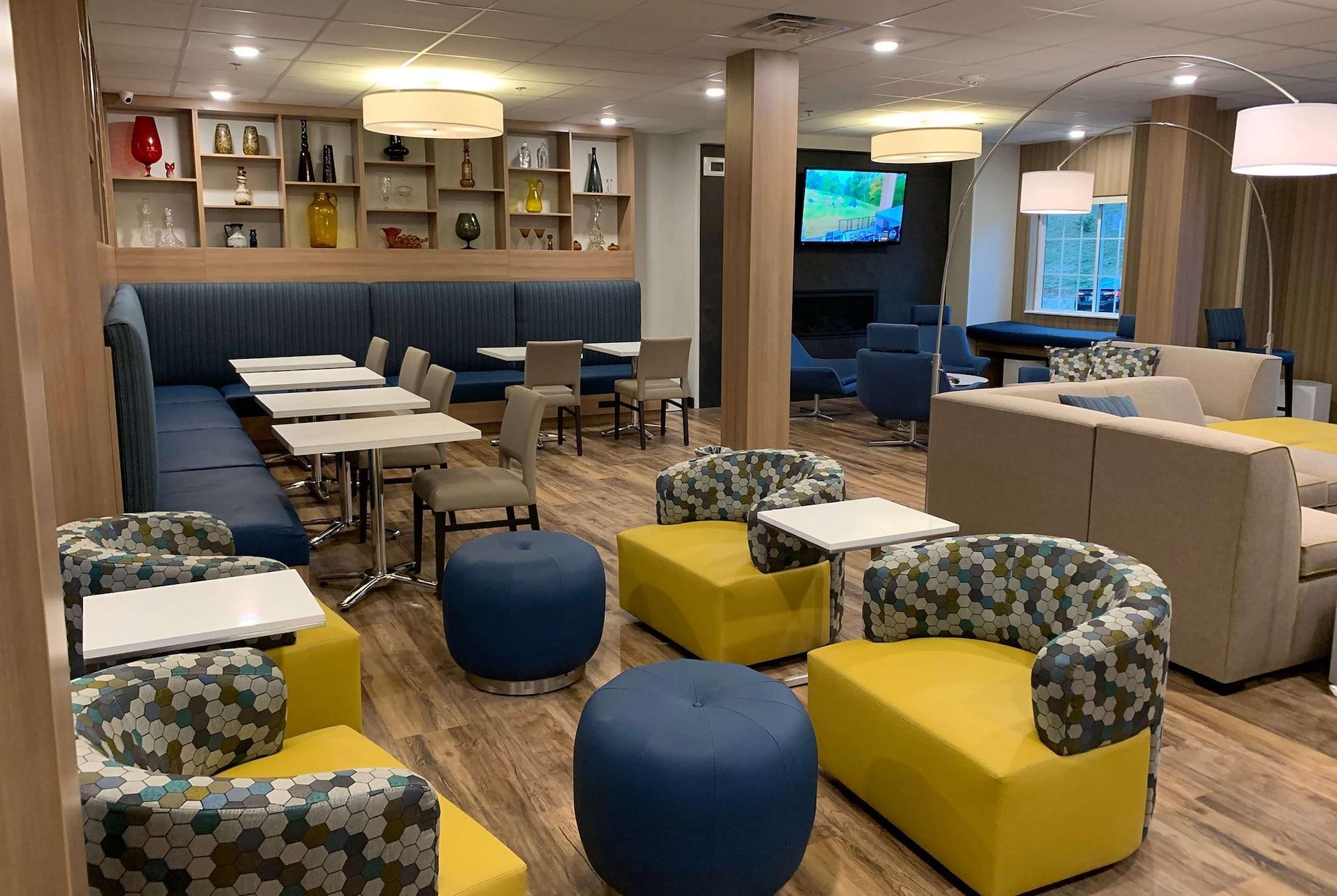 Vista Lobby Microtel Inn & Suites by Wyndham Woodland Park
