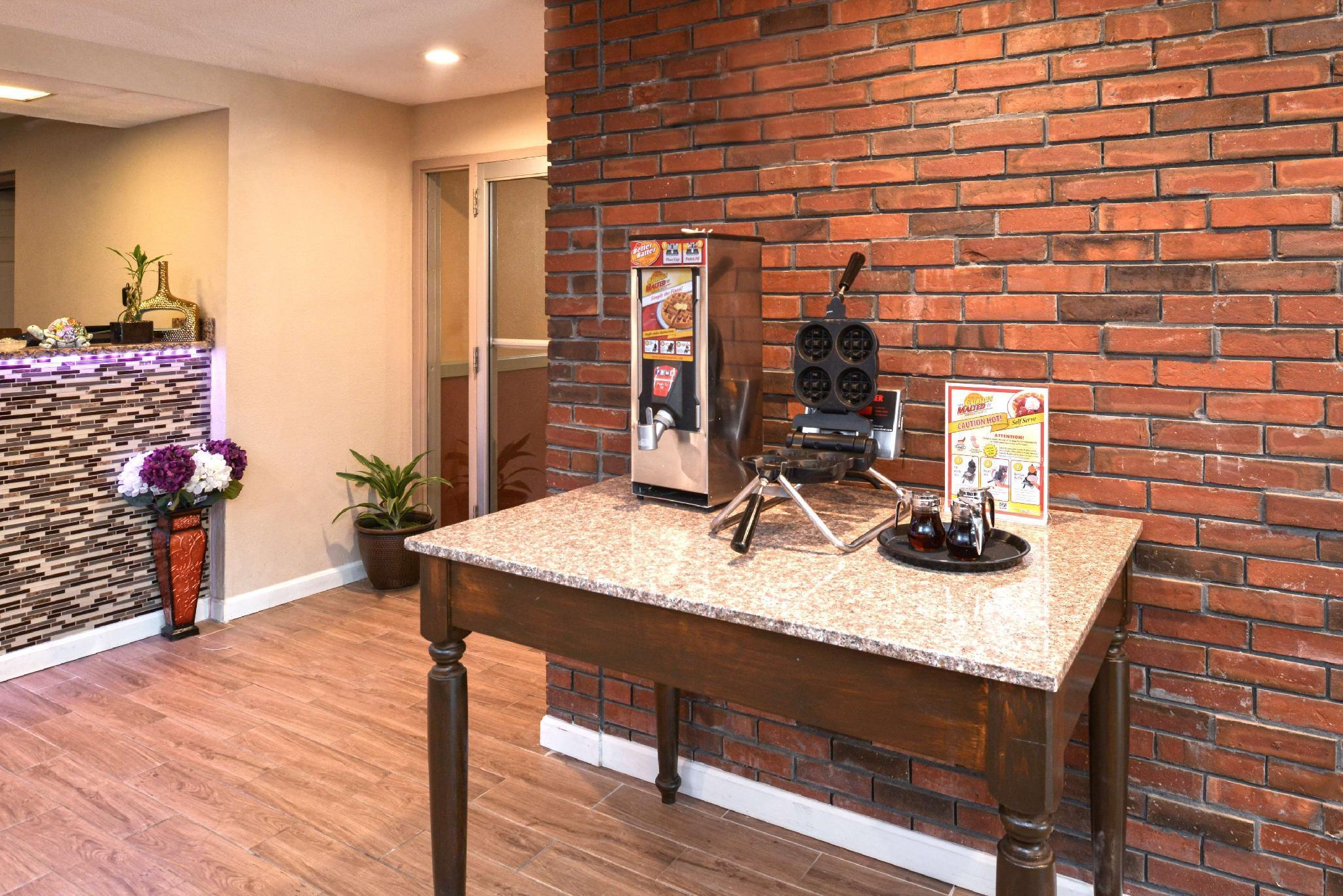 Vista Lobby Americas Best Value Inn Putnam