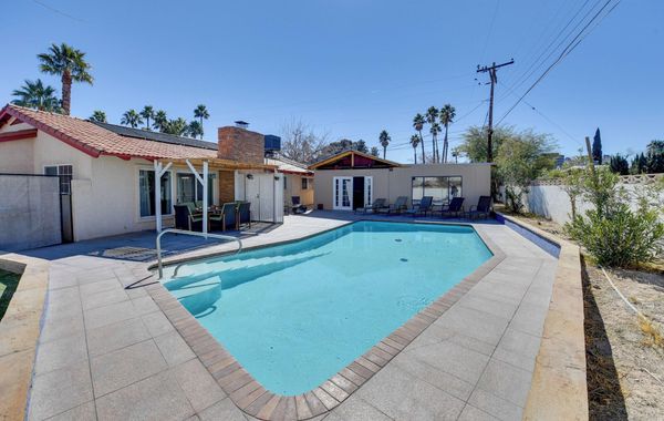 Elegant Home w/ Pool Table: 3 Mi to Vegas Strip! - Hoteles 3 estrellas en Las Vegas, Nevada