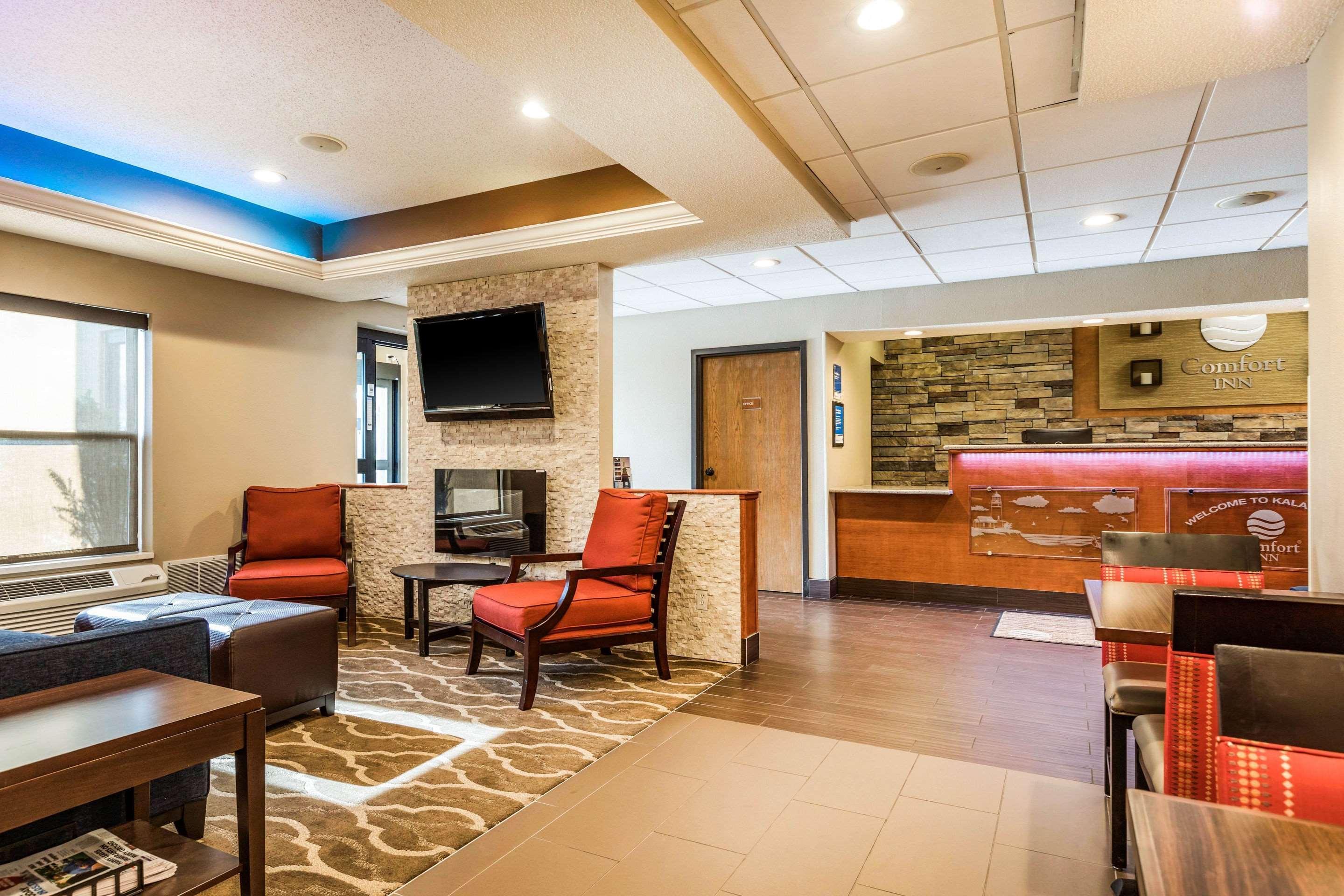 Vista Lobby Comfort Inn Wings Stadium