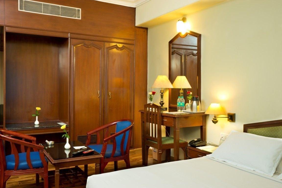 Varios Hotel Park Plaza