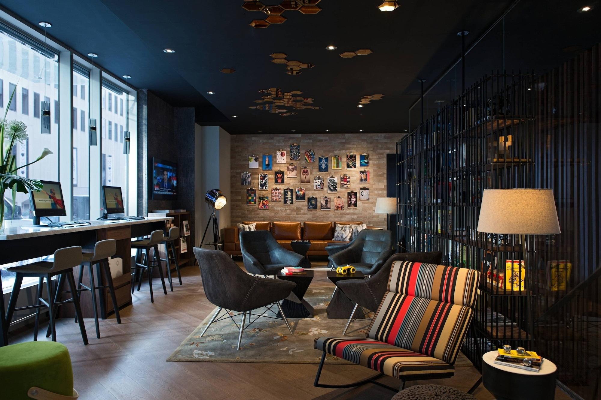 Vista Lobby Renaissance Montreal Downtown Hotel