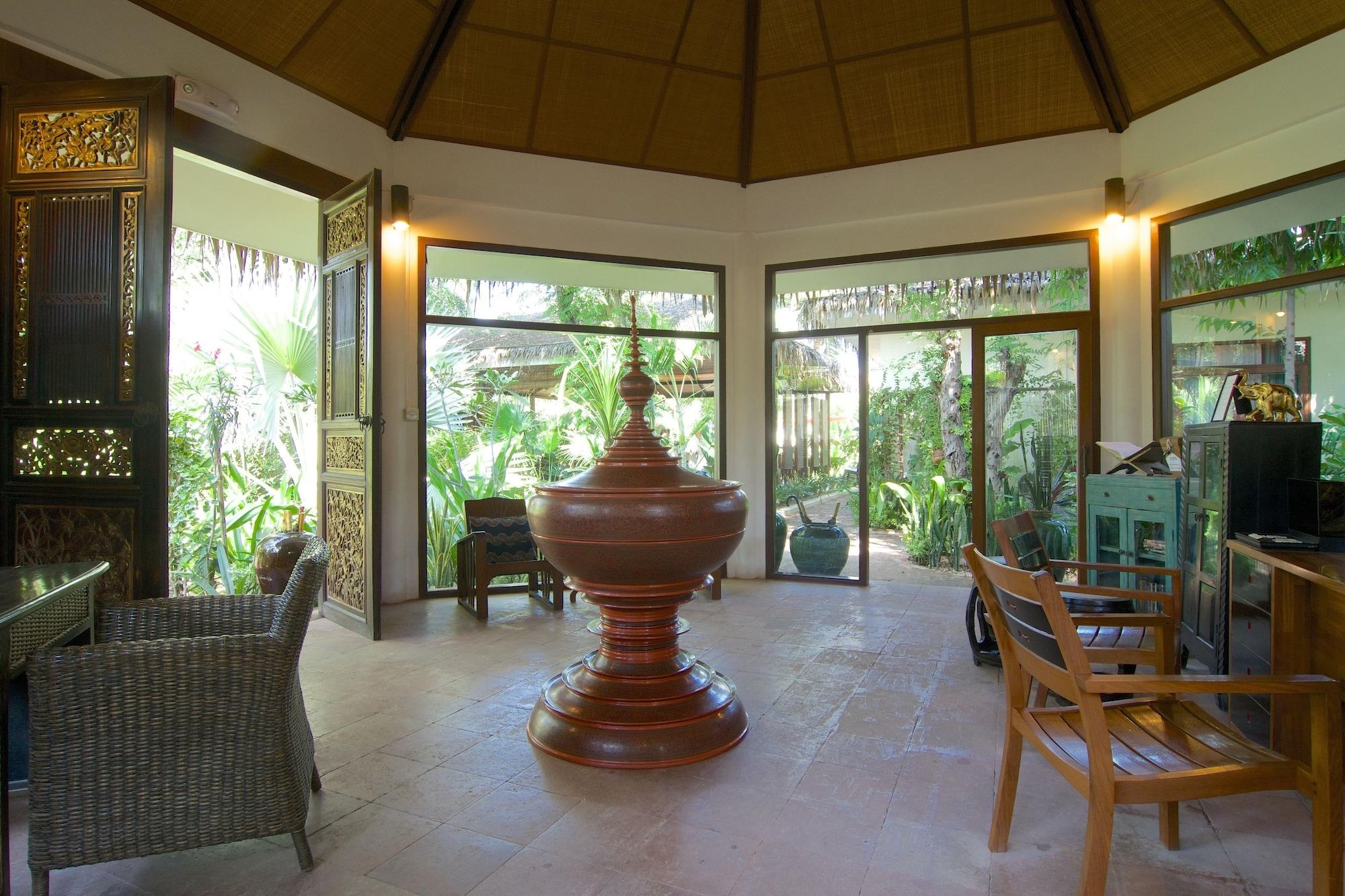 Vista Lobby Blue Bird