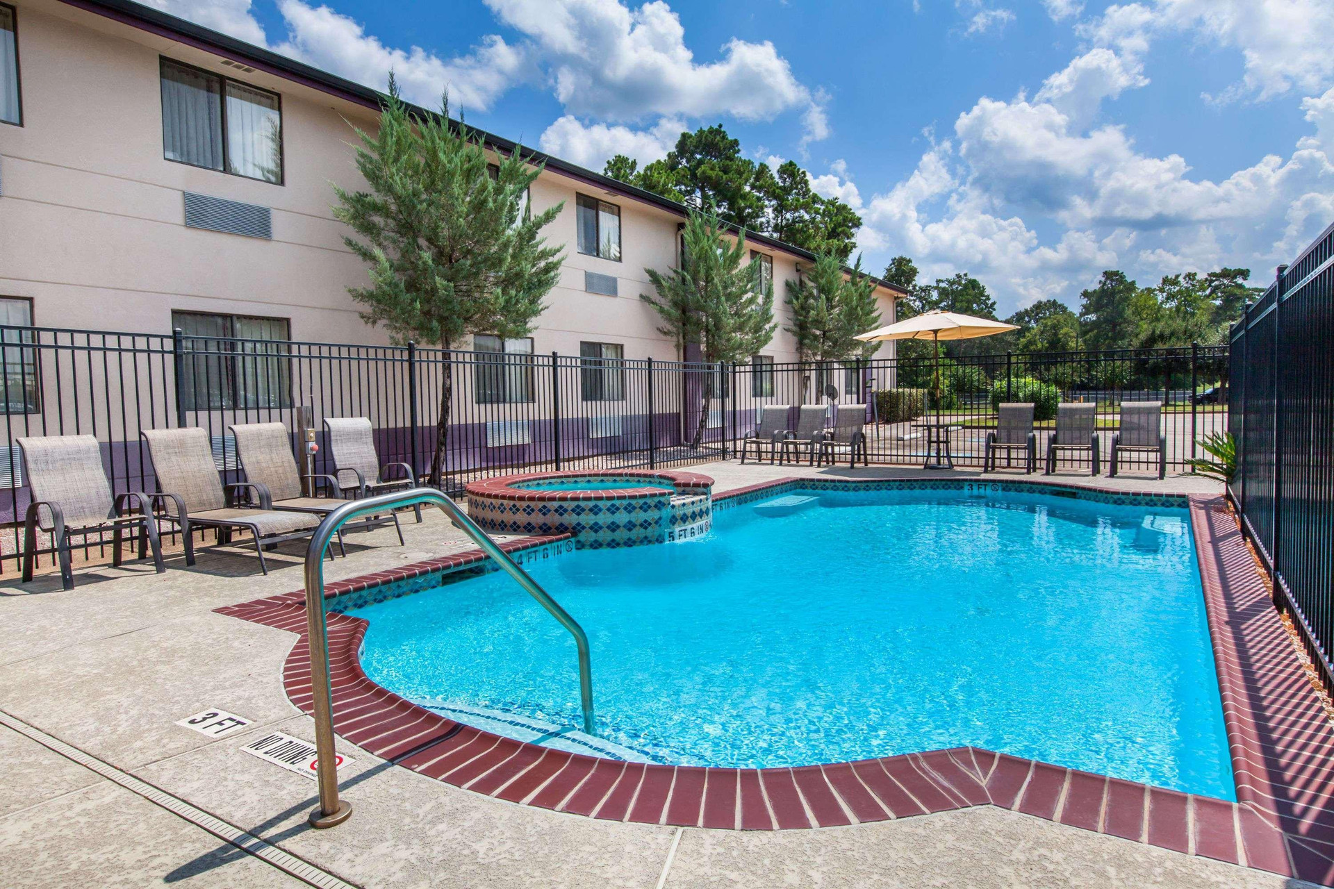 Vista Piscina Super 8 by Wyndham Cleveland TX