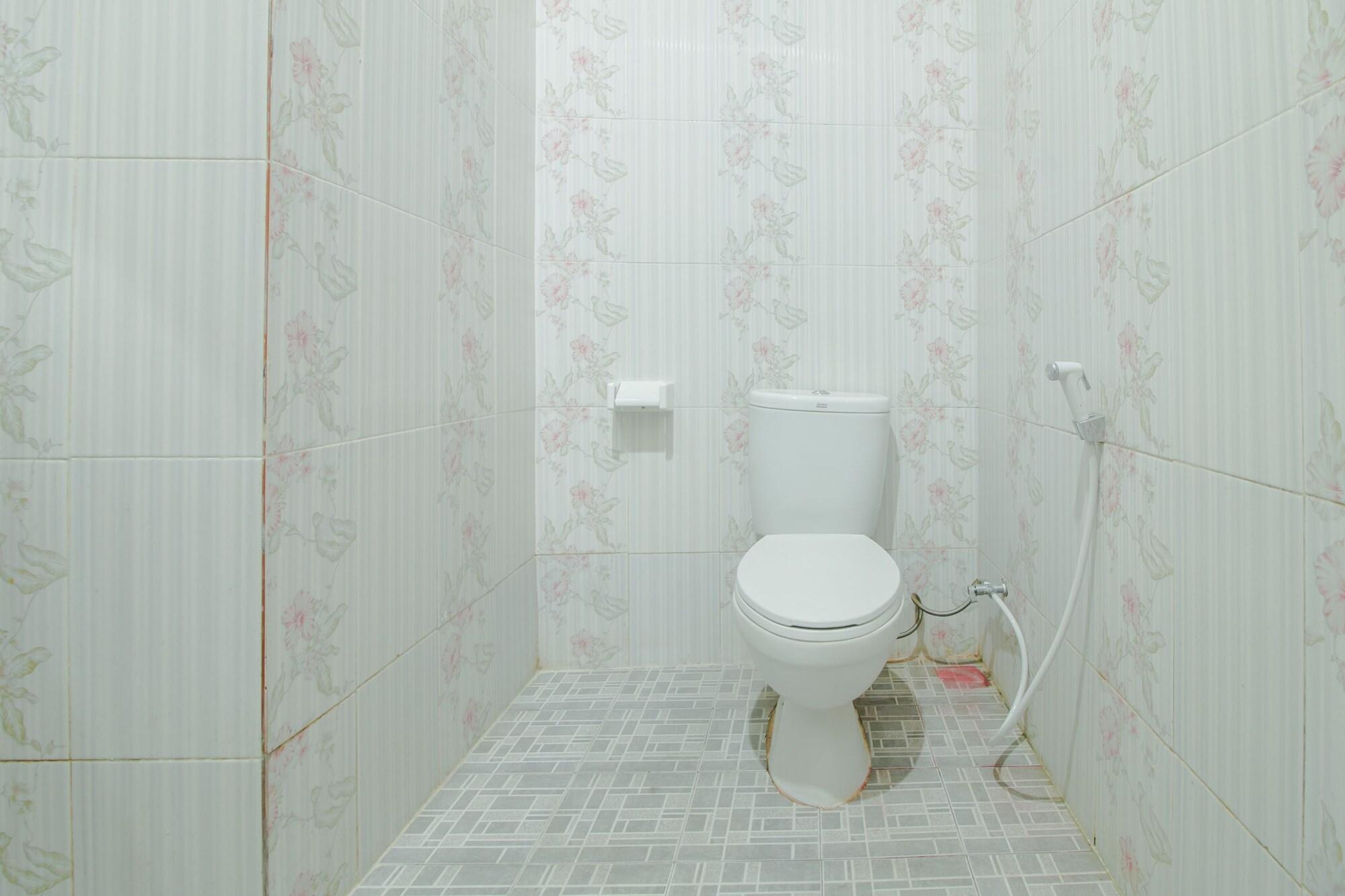 Equipamiento de Habitación OYO 1014 Bettah Coba 2 Sukabumi