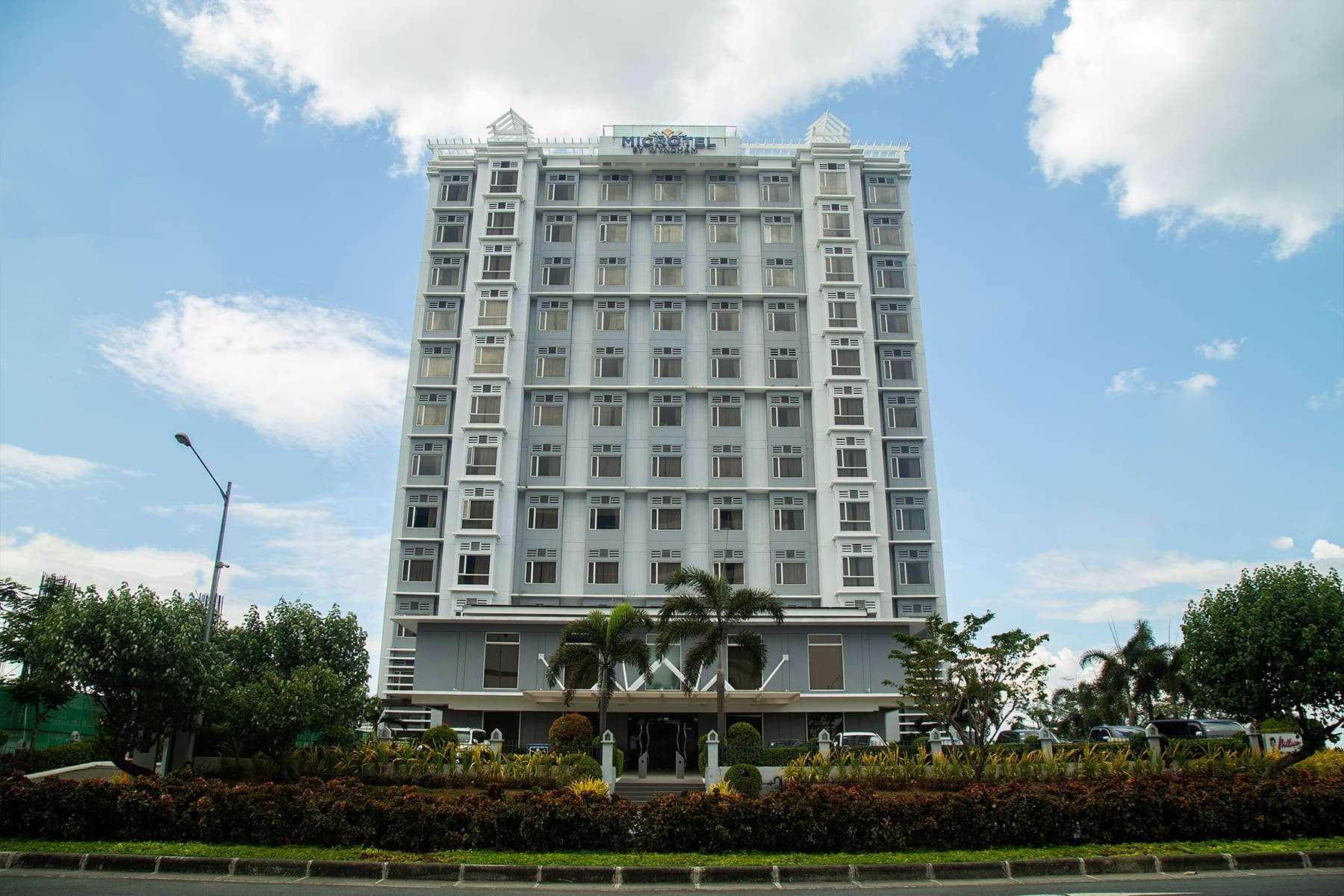 Vista Exterior Microtel By Wyndham Mall Of Asia