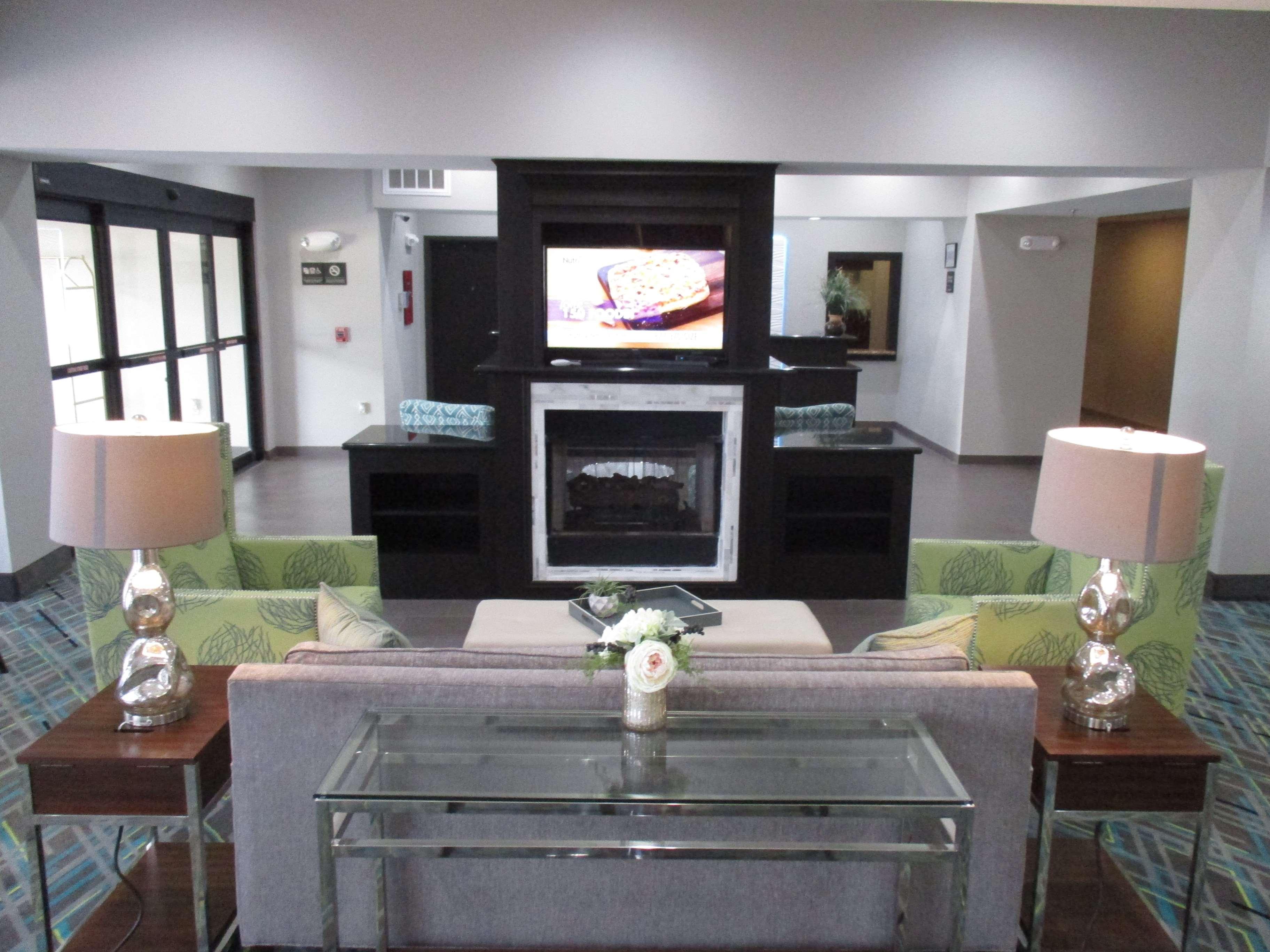 Vista Lobby Quality Inn & Suites