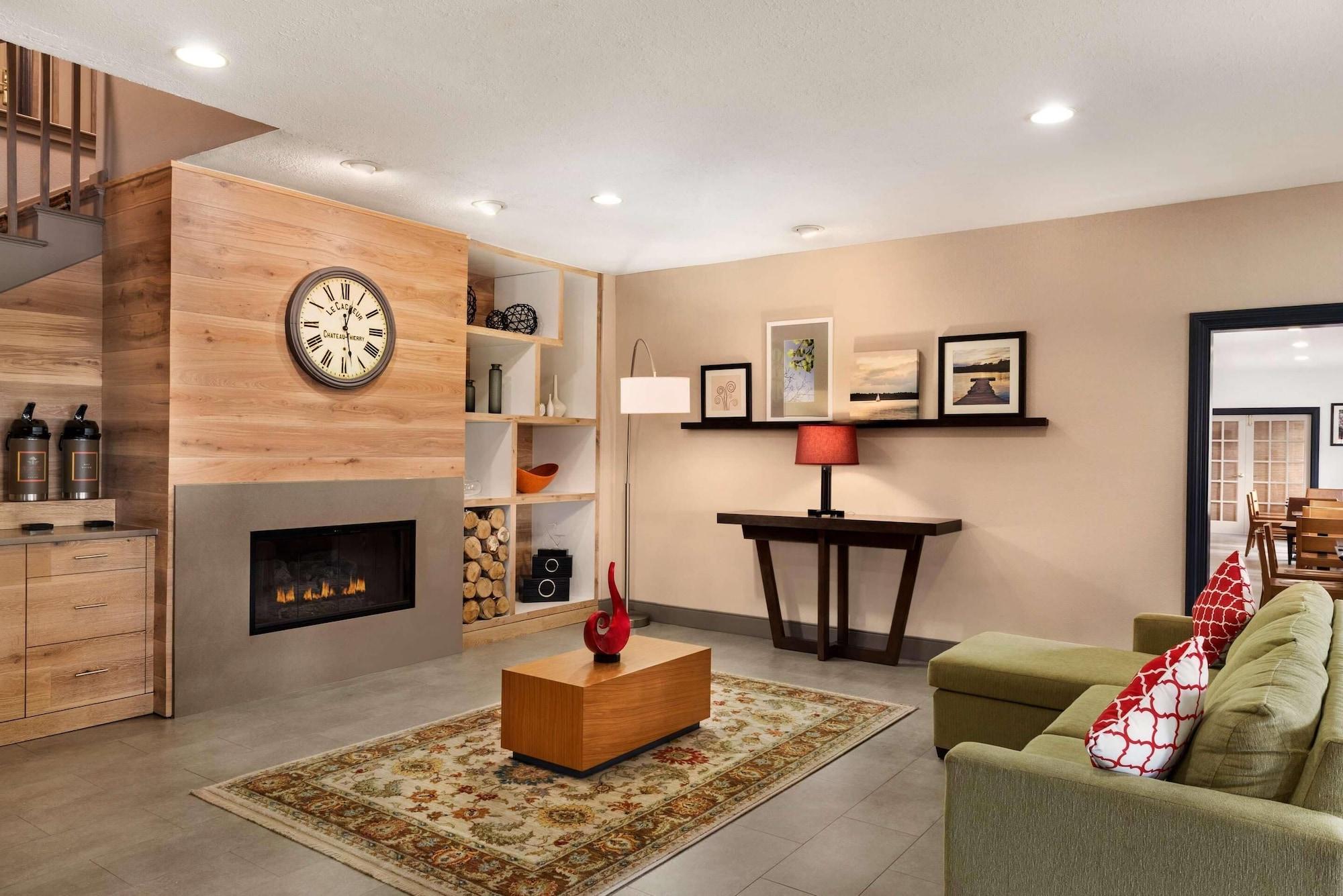 Vista Lobby Country Inn & Suites by Radisson Romeoville I-55