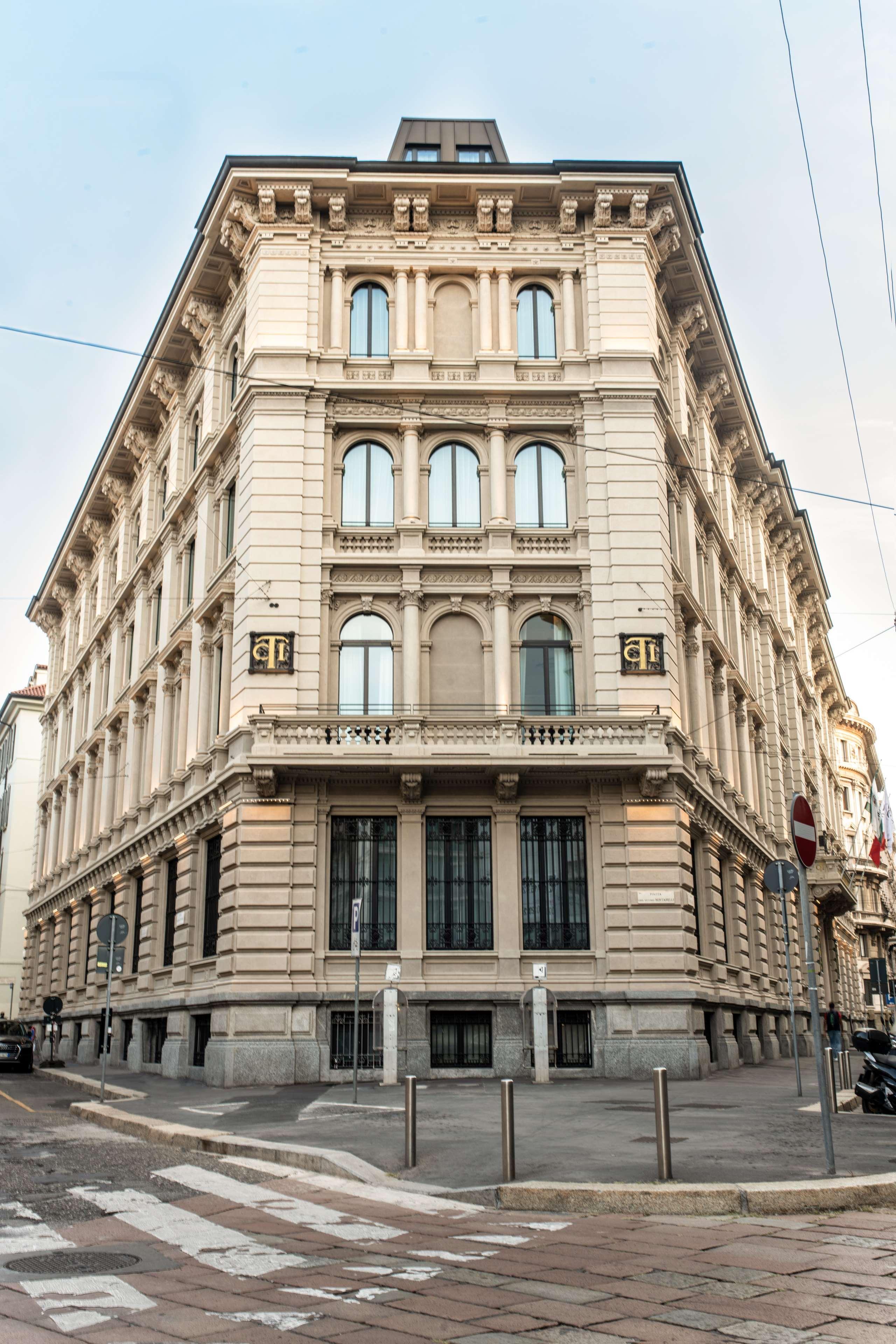 Vista Exterior Radisson Collection Hotel, Palazzo Touring Club Milan