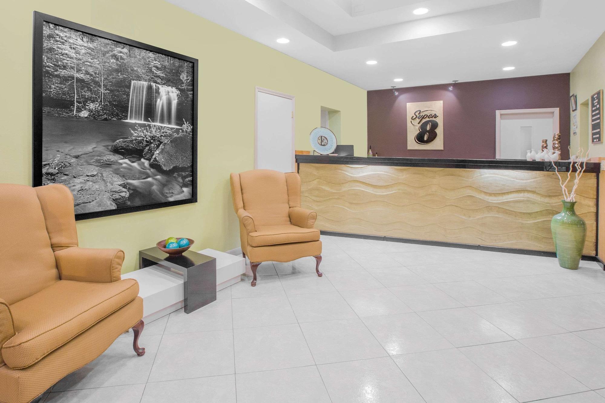 Vista Lobby Super 8 by Wyndham Clarksville AR