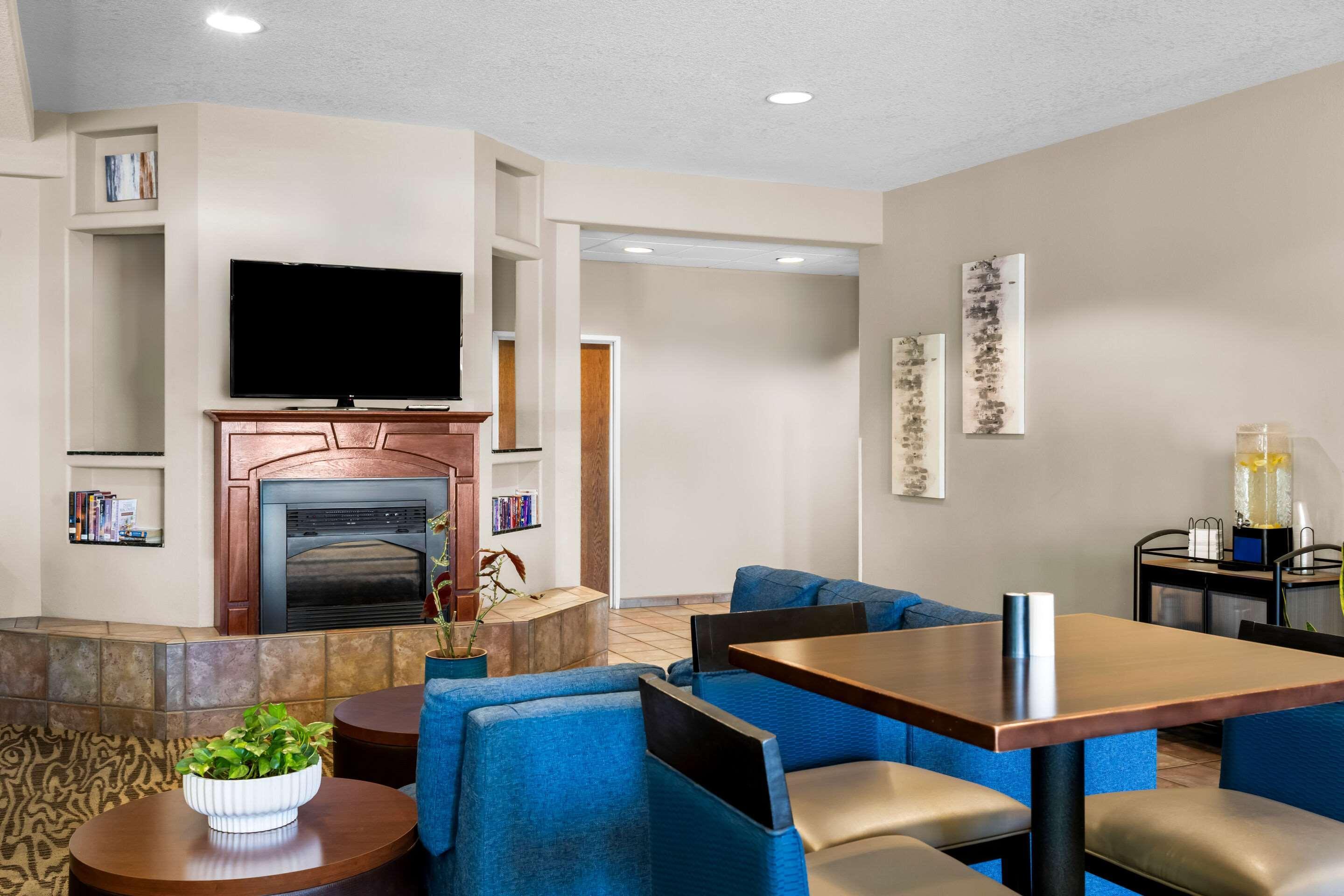 Vista Lobby Comfort Inn & Suites Riverton