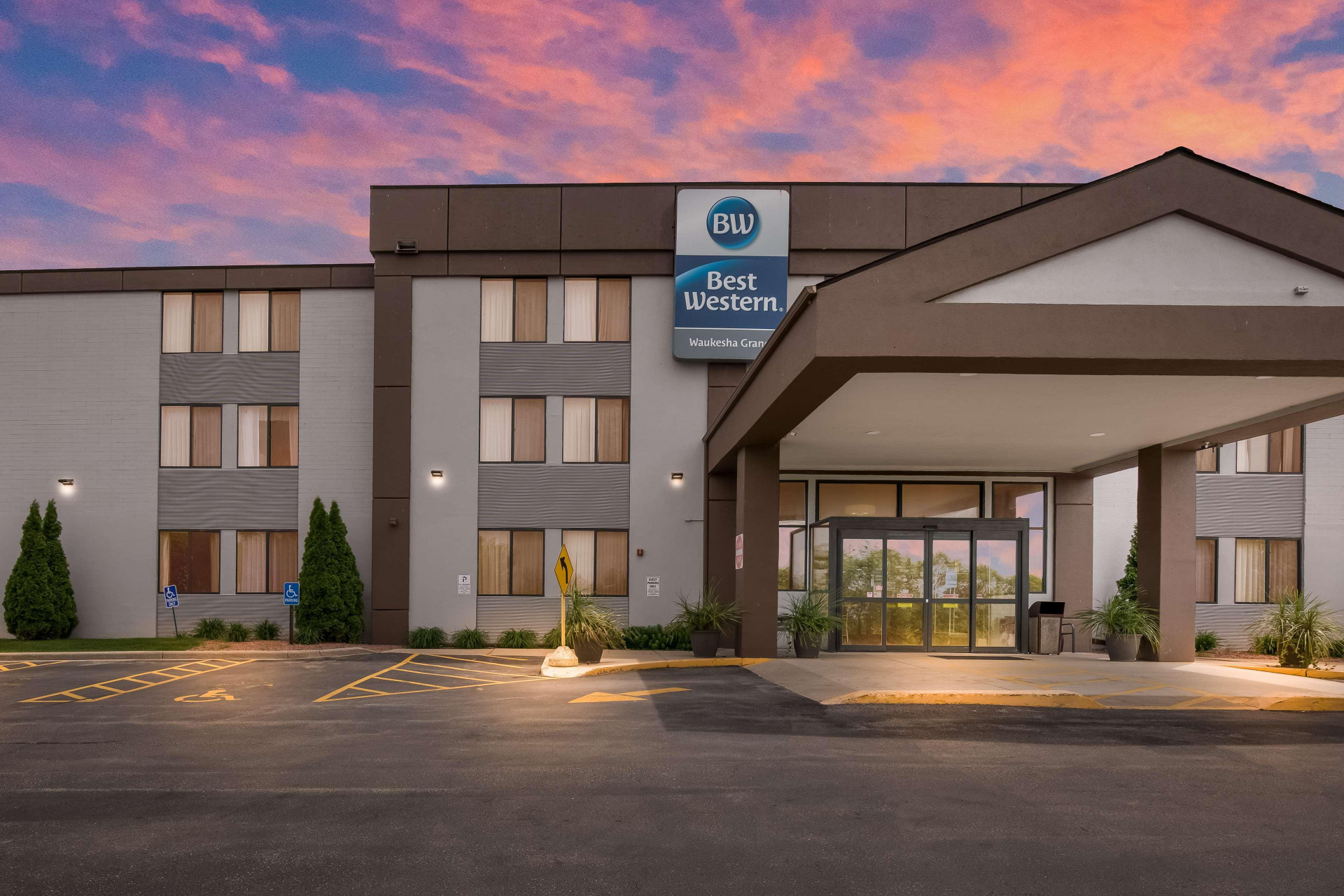 Vista Exterior Best Western Waukesha Grand