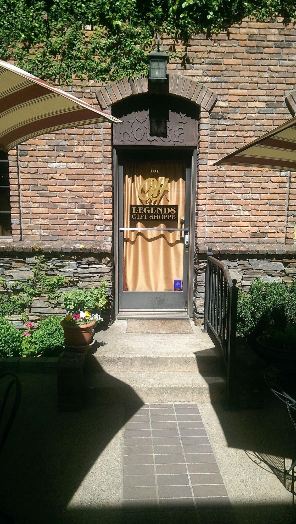 Vista Exterior Historic Cary House Hotel