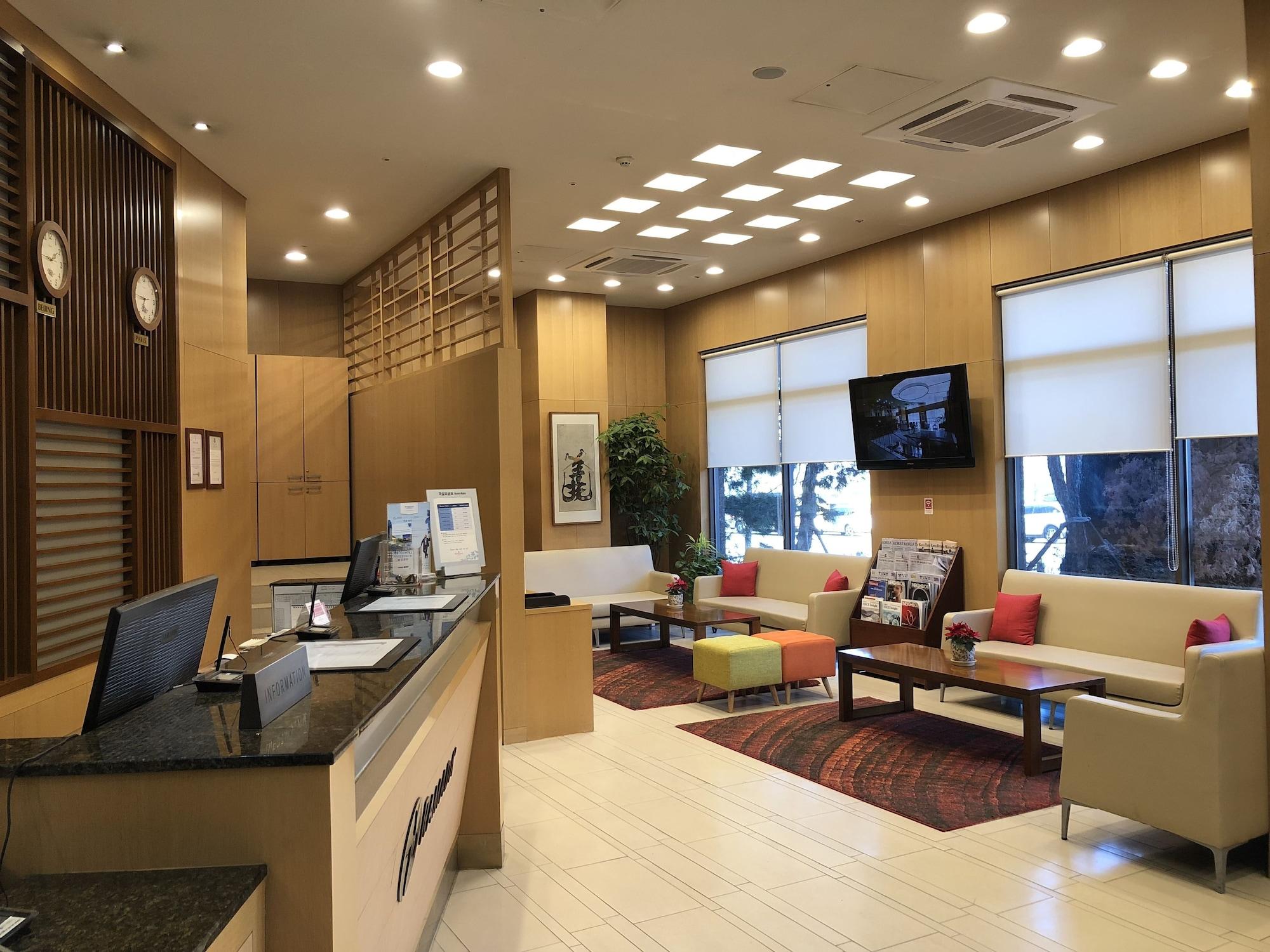 Vista Lobby Ramada by Wyndham Dongtan Hotel