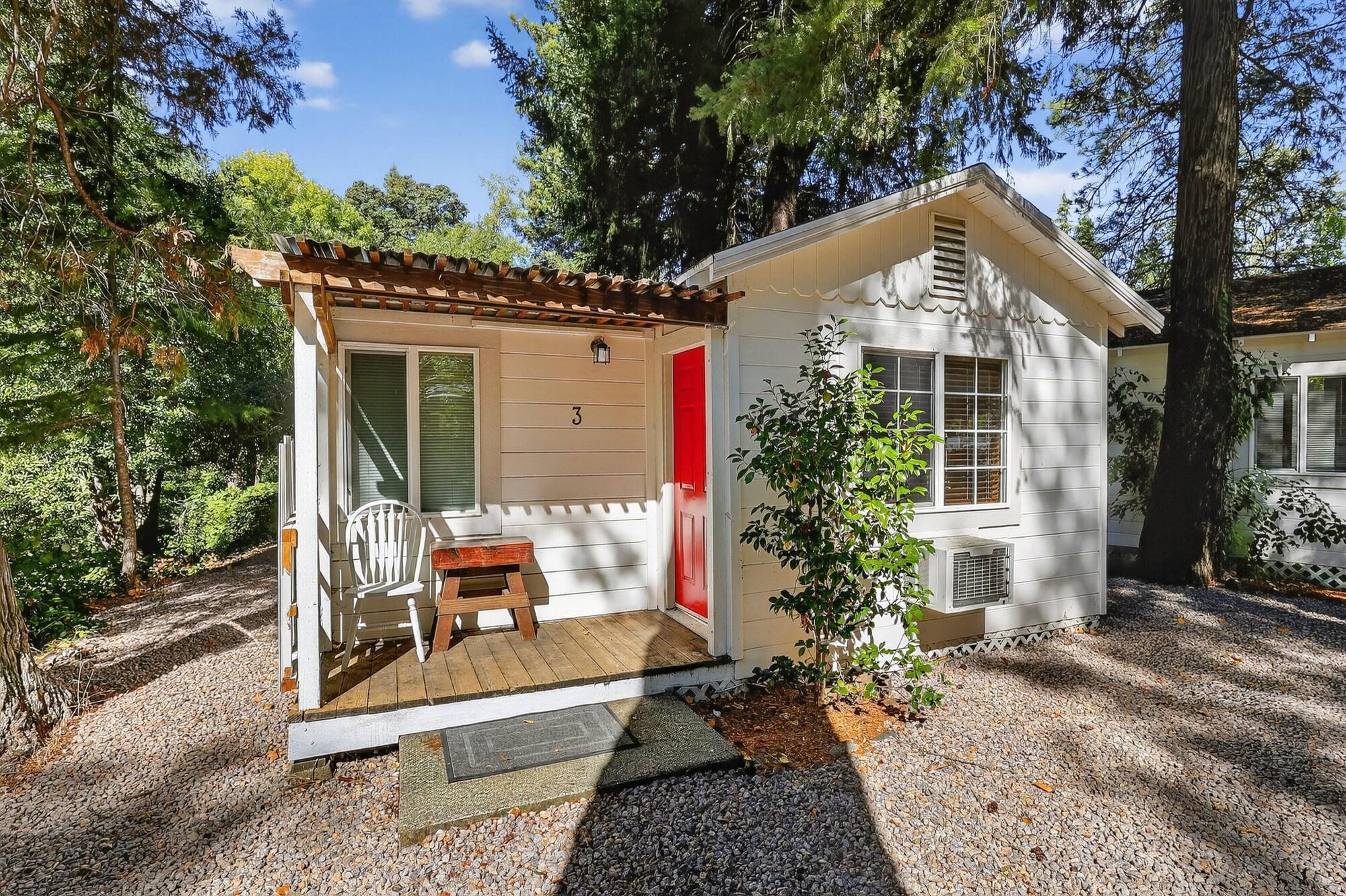 Varios Rouge Cobb Mountain Hotel - Cabin 3