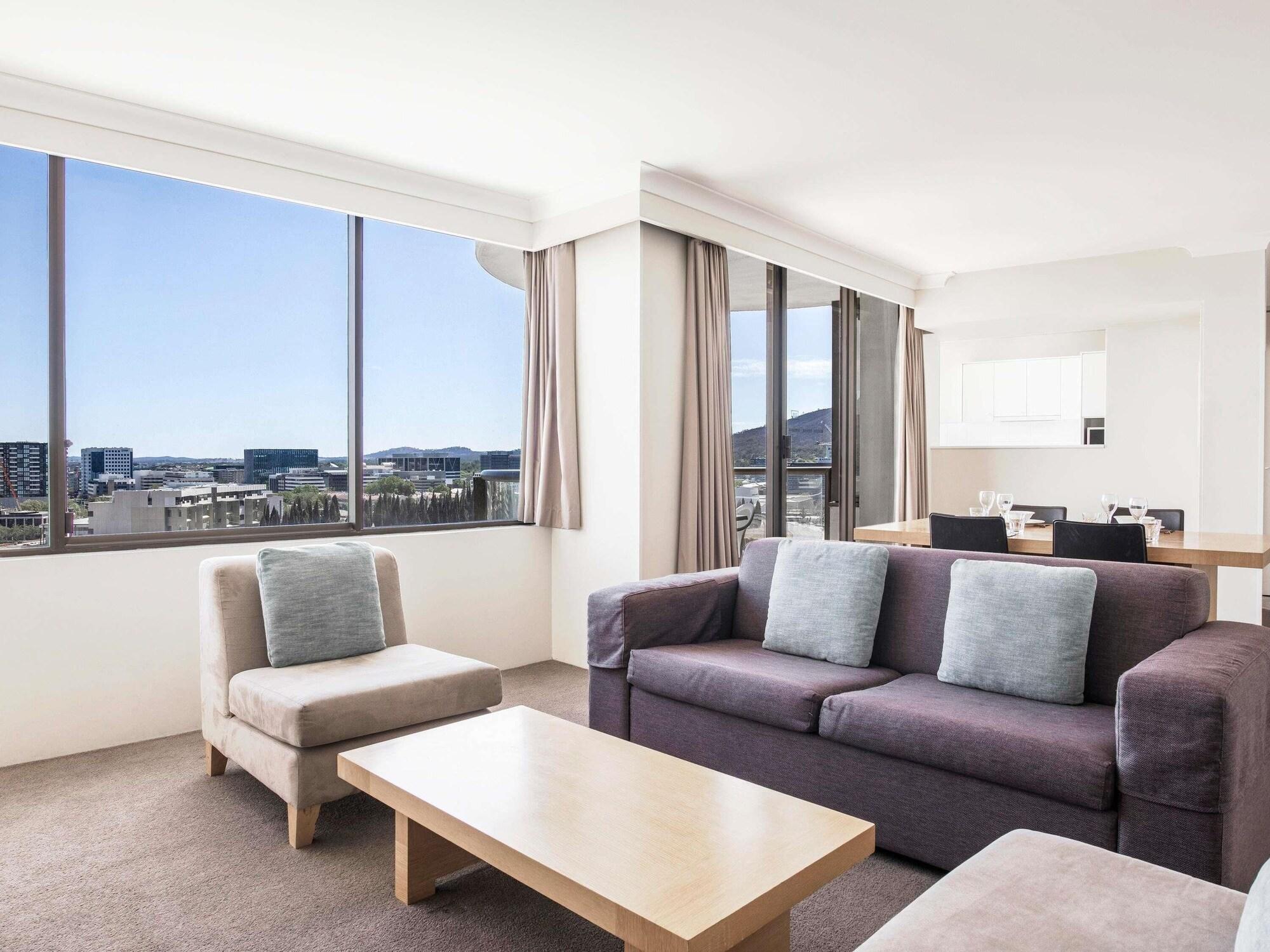 Vista Exterior BreakFree Capital Tower