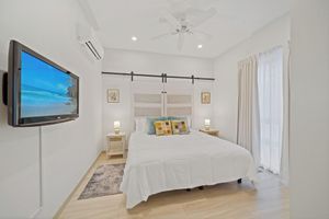 Alquiler Vacacional - New Gated Luxury 2BR 2BA Condo, Pool, Rooftop Close to Beaches & Restaurants.