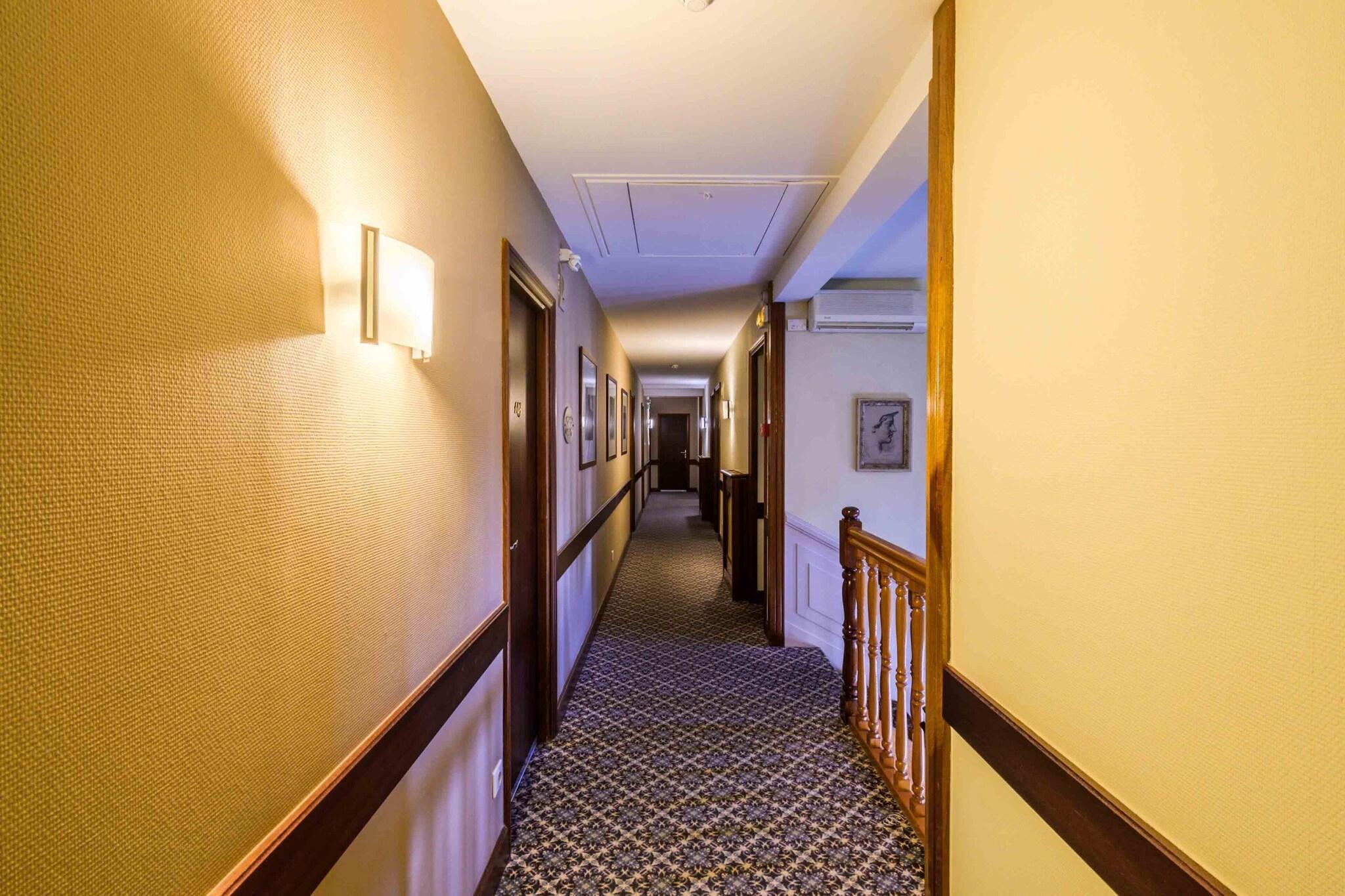 Vista Lobby Hotel l'Aragon, 50m from the city of Carcassonne