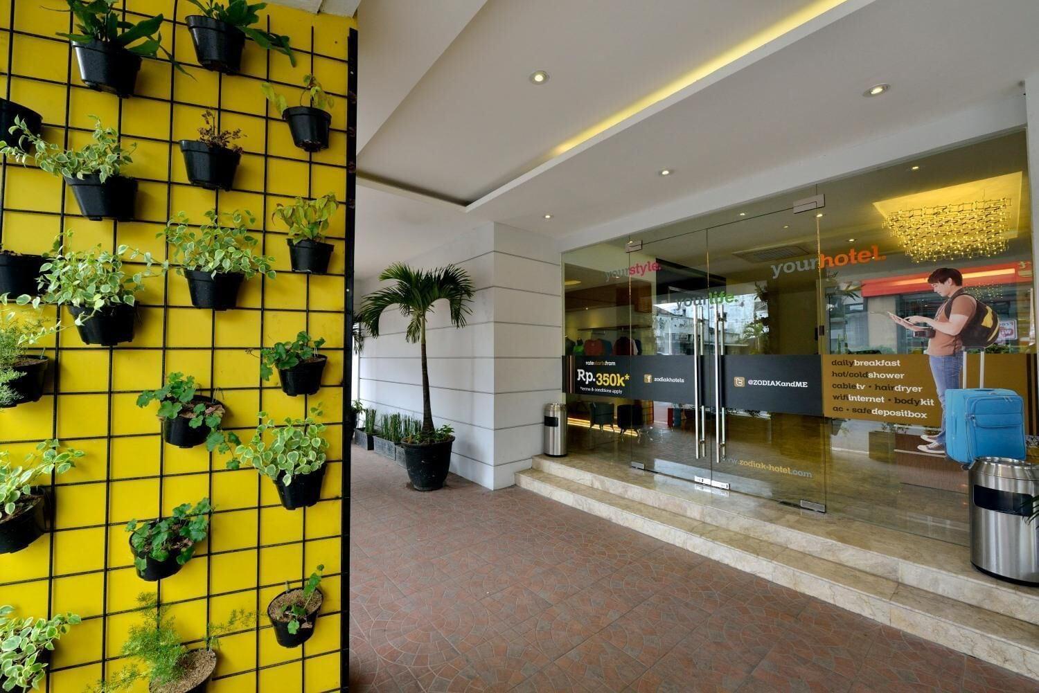 Vista Exterior Zodiak Asia Afrika by KAGUM Hotels