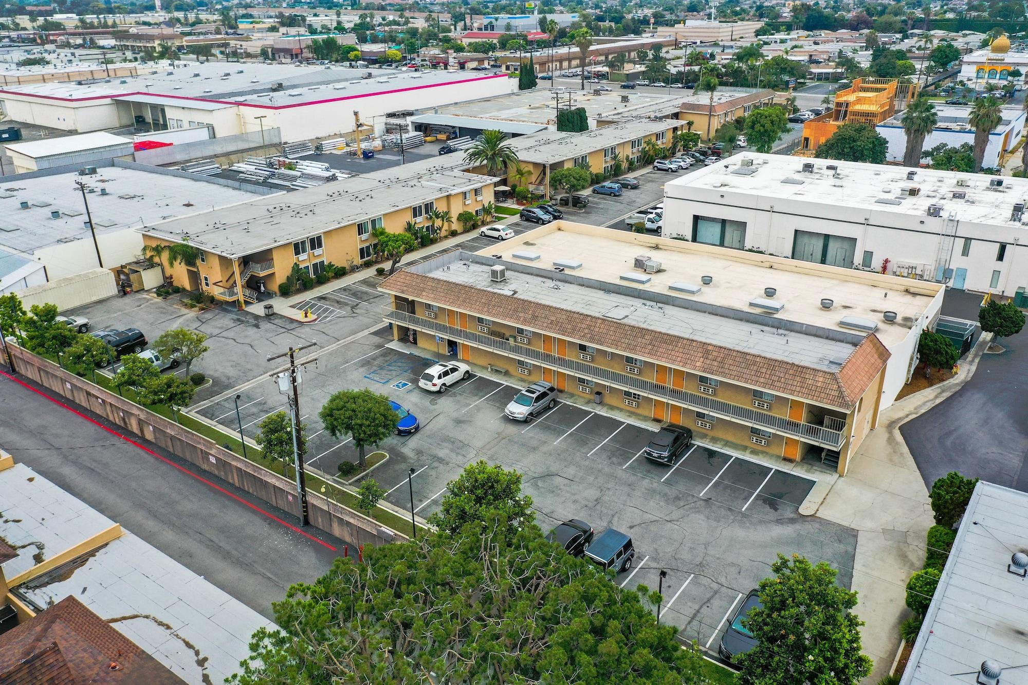 Vista Exterior Howard Johnson by Wyndham Buena Park
