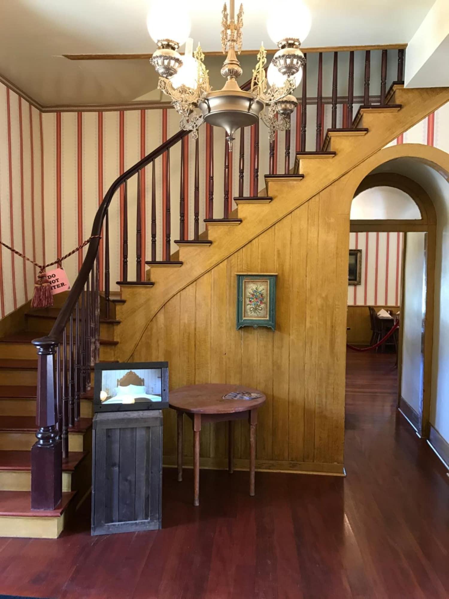 Vista Lobby Cosmopolitan Hotel & Restaurant