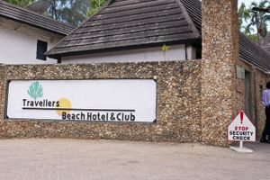 Alojamiento - Travellers Beach Hotel & Club